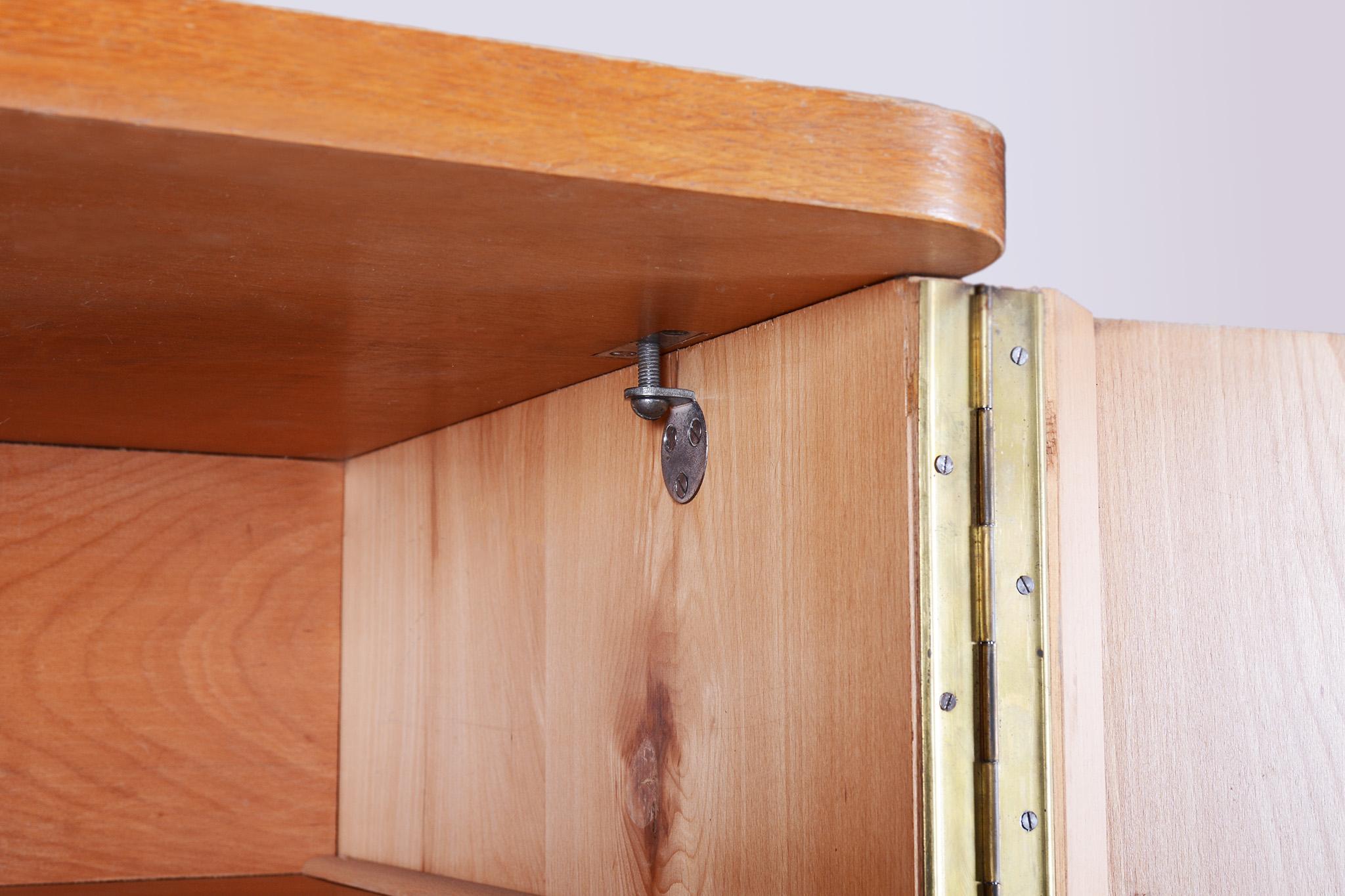 Restaurierter Bauhaus-Kleiderschrank aus Eiche, verchromter Stahl, Tschechien, 1930er Jahre im Zustand „Gut“ im Angebot in Brandys nad Labem, Středočeský kraj