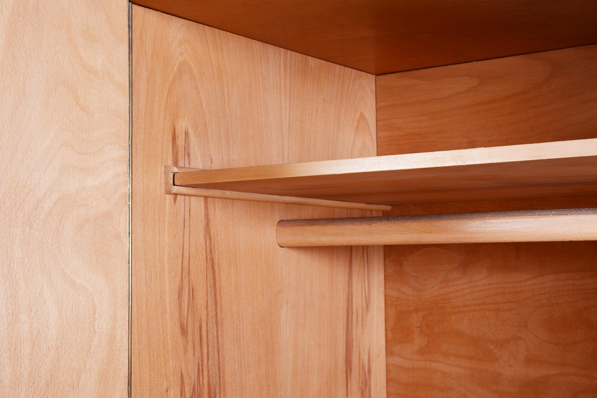 Restaurierter Bauhaus-Kleiderschrank aus Eiche, verchromter Stahl, Tschechien, 1930er Jahre (Mitte des 20. Jahrhunderts) im Angebot