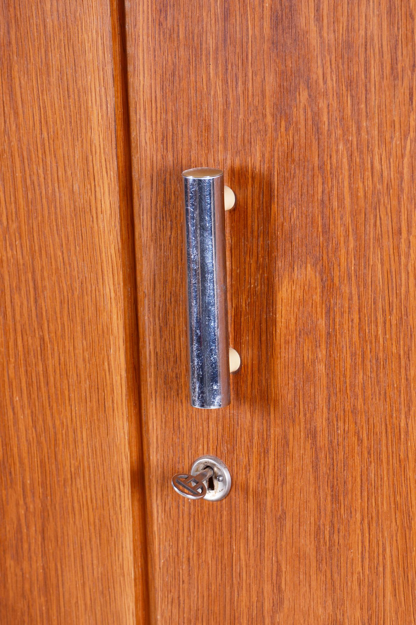 Restaurierter Bauhaus-Kleiderschrank aus Eiche, verchromter Stahl, Tschechien, 1930er Jahre im Angebot 1