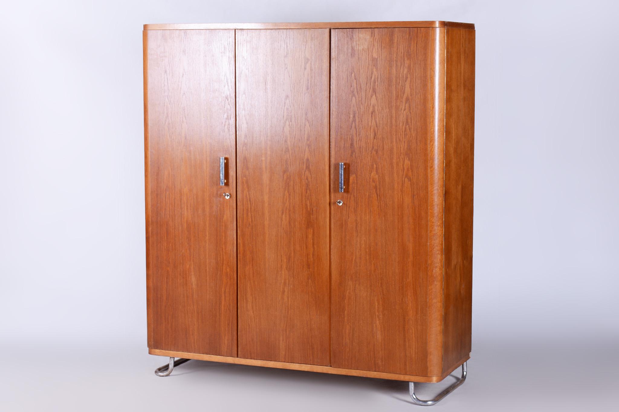 Armoire Bauhaus en chêne restaurée, acier chromé, République tchèque, années 1930 en vente 2