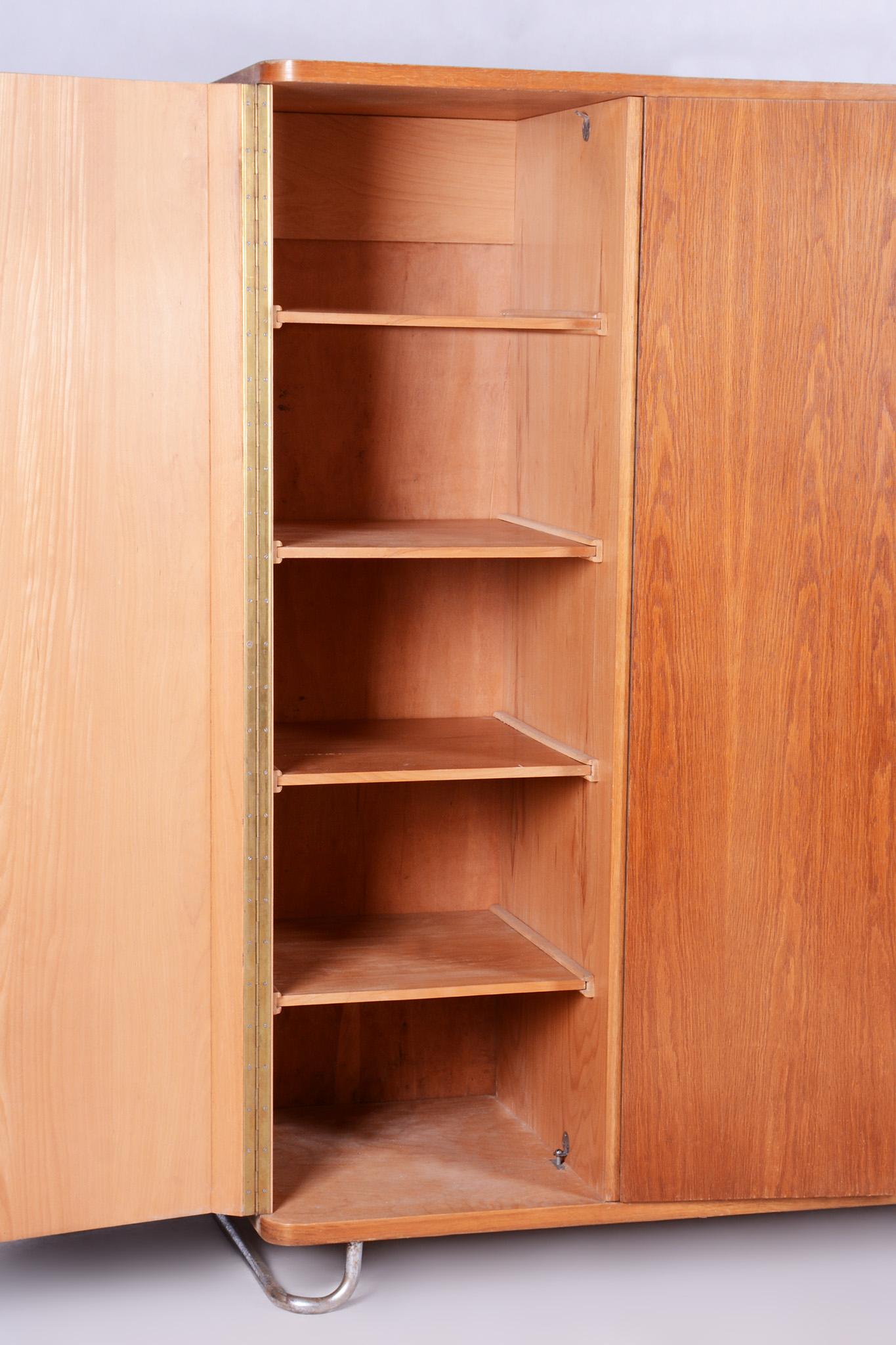 Restaurierter Bauhaus-Kleiderschrank aus Eiche, verchromter Stahl, Tschechien, 1930er Jahre im Angebot 3