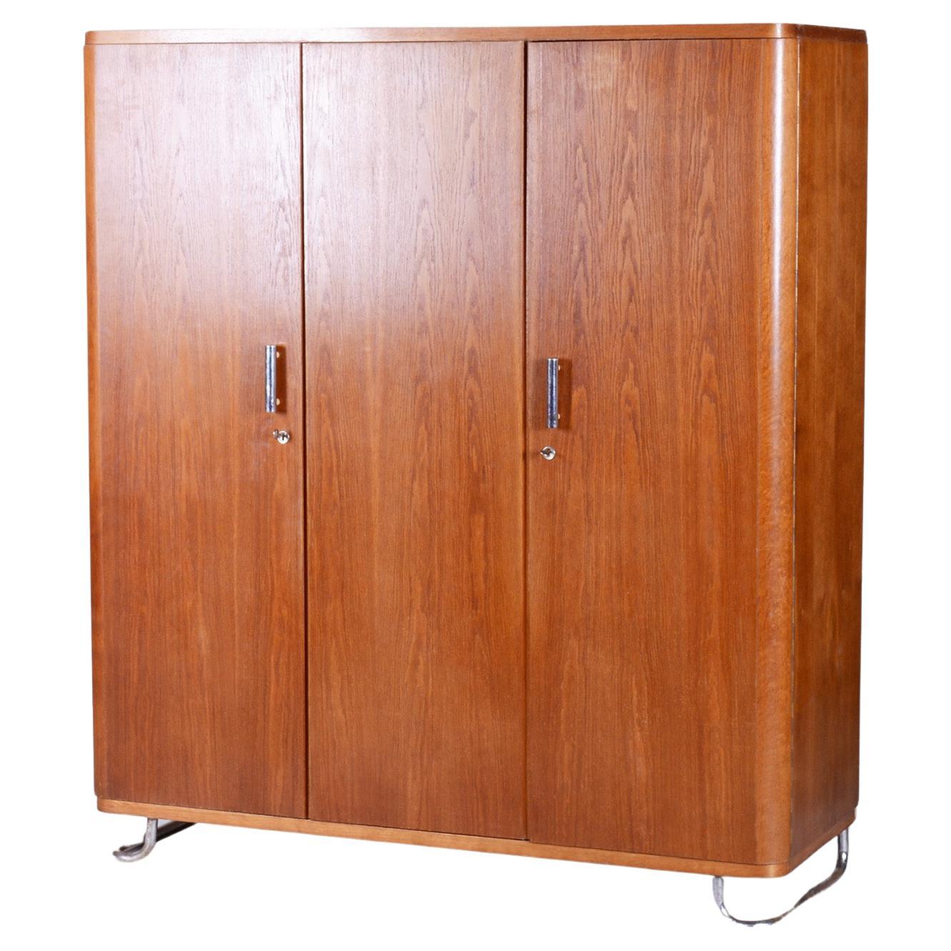 Armoire Bauhaus en chêne restaurée, acier chromé, République tchèque, années 1930 en vente