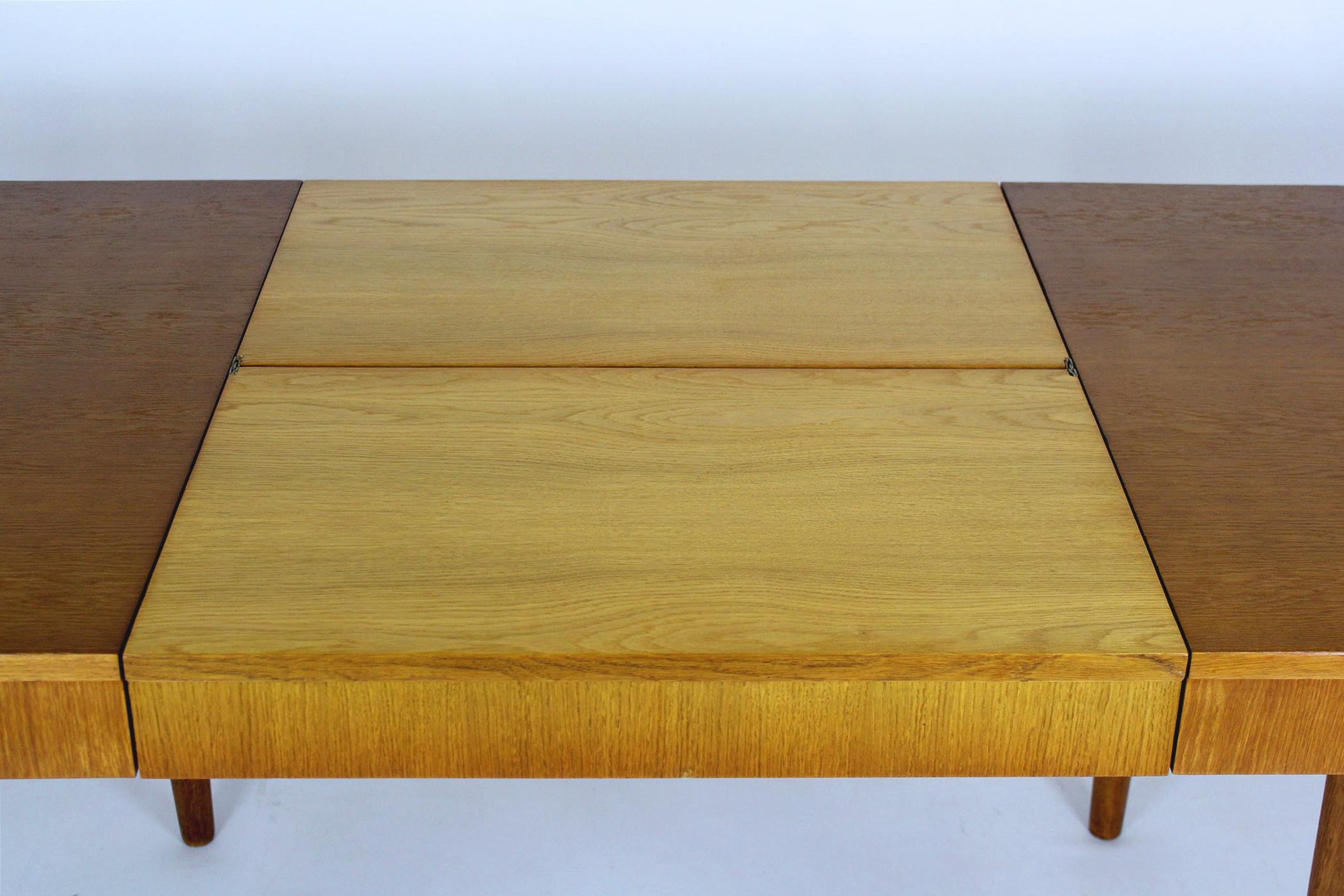 Restored Oak Extendable Dining Table by Jindřich Halabala, 1950s In Excellent Condition For Sale In Żory, PL