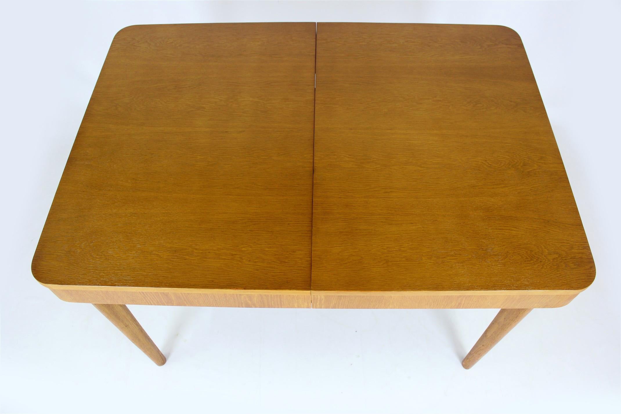 Restored Oak Extendable Dining Table by Jindřich Halabala, 1950s For Sale 1