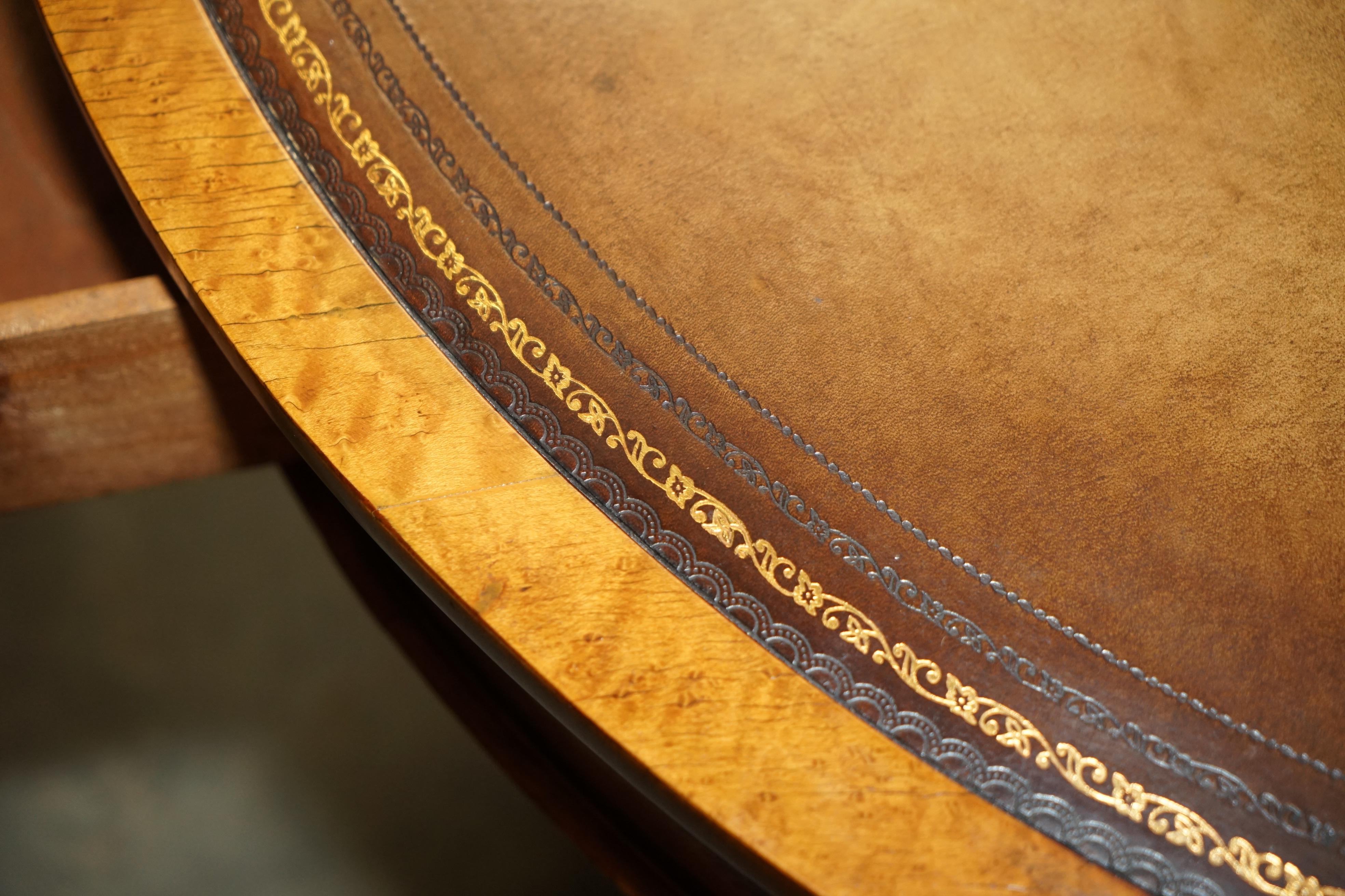 RESTORED ORIGINAL ANTIQUE SHERATON SATiNWOOD BROWN LEATHER LIBRARY CENTRE TABLE For Sale 6