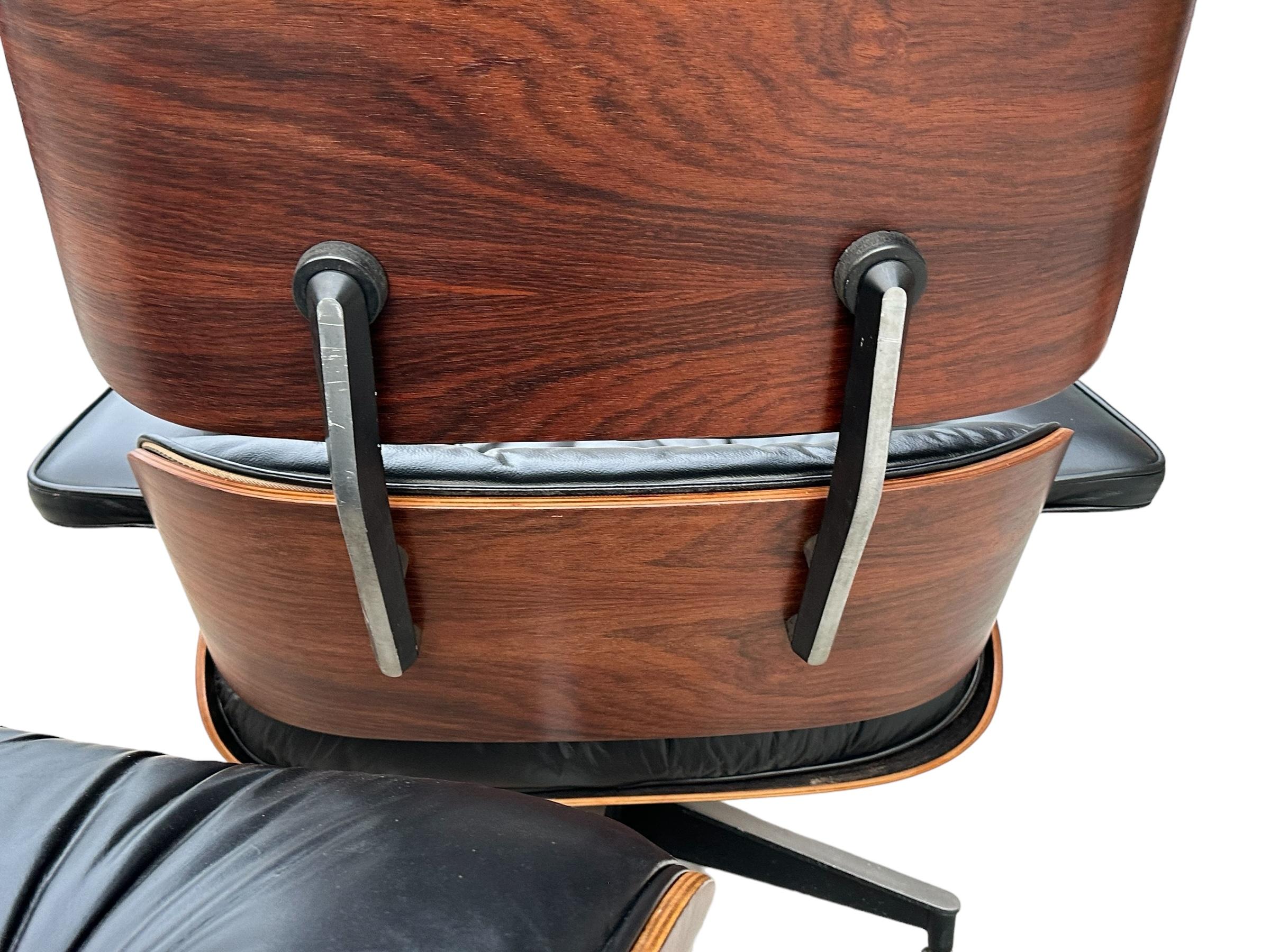 Chaise longue Eames Herman Miller restaurée en bois de rose avec pouf en vente 8