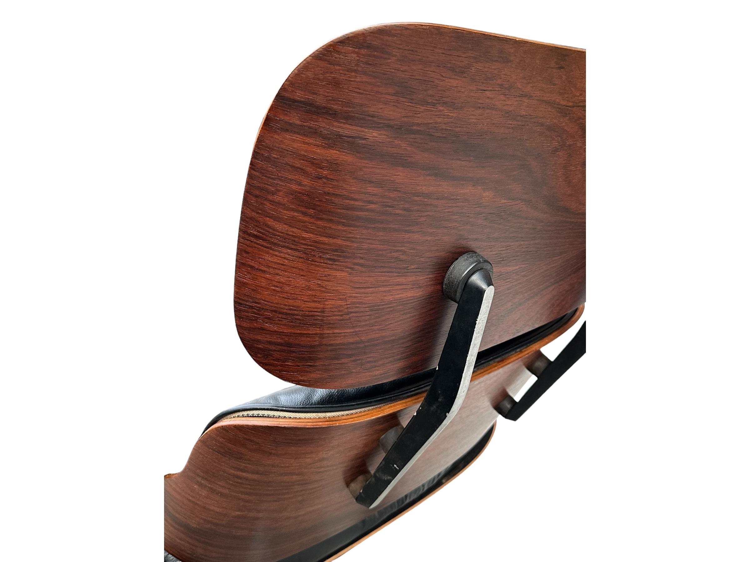 Chaise longue Eames Herman Miller restaurée en bois de rose avec pouf en vente 10