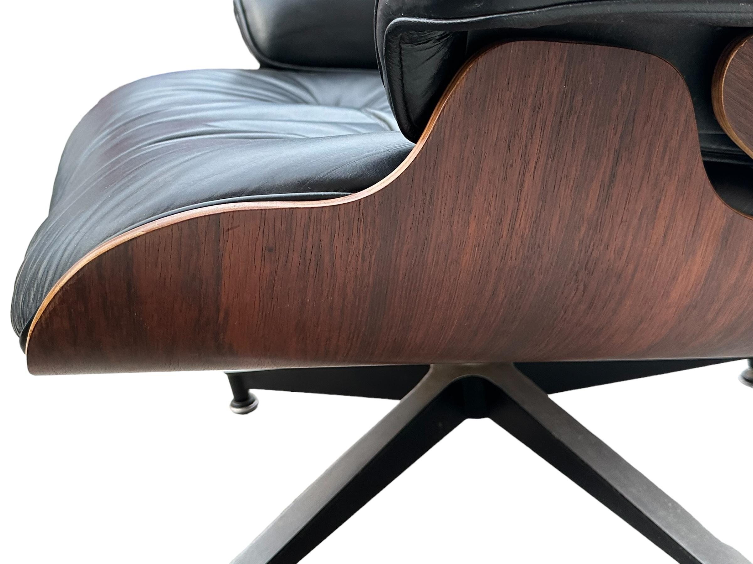 Chaise longue Eames Herman Miller restaurée en bois de rose avec pouf en vente 11