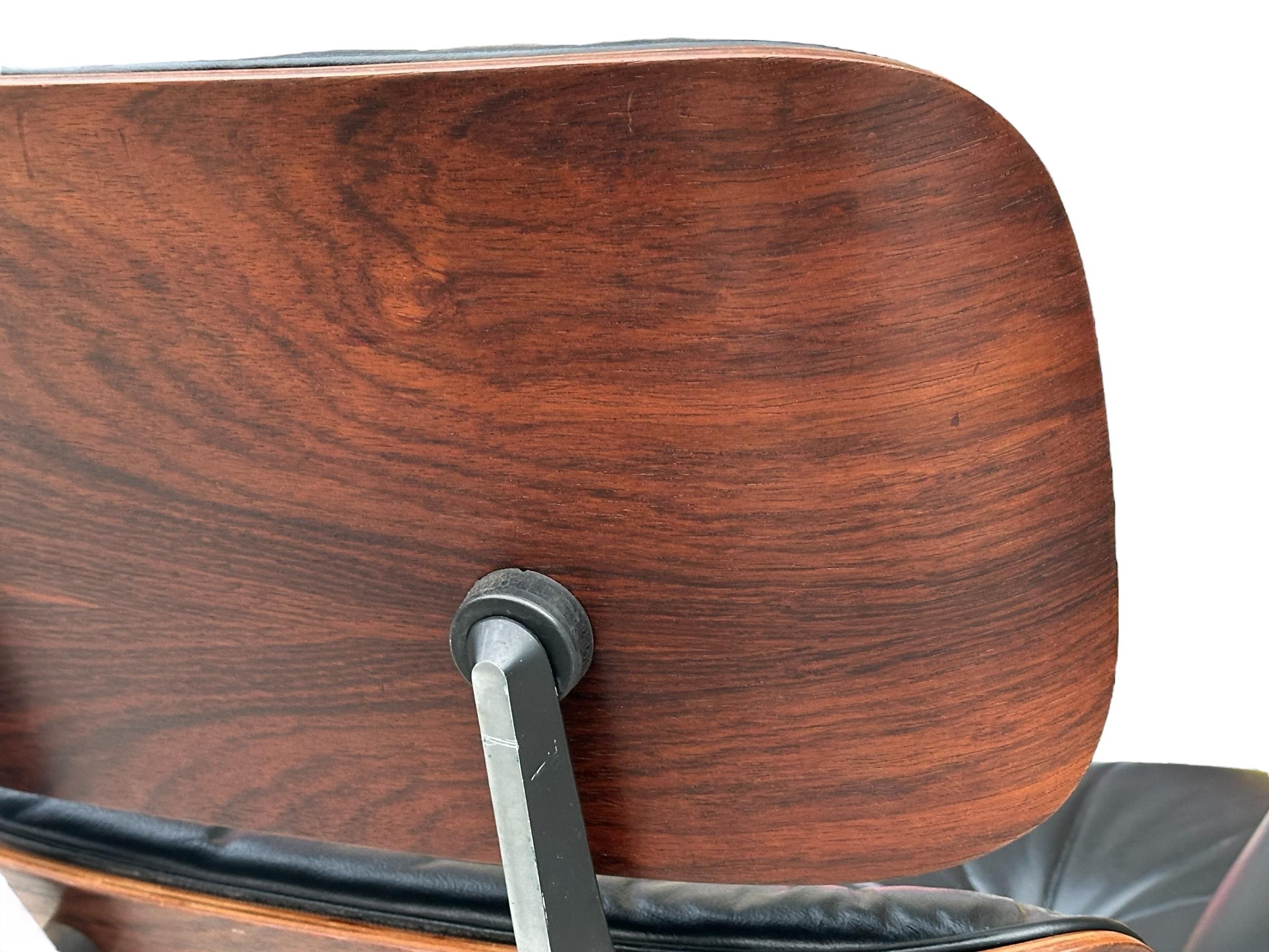 Chaise longue Eames Herman Miller restaurée en bois de rose avec pouf en vente 12