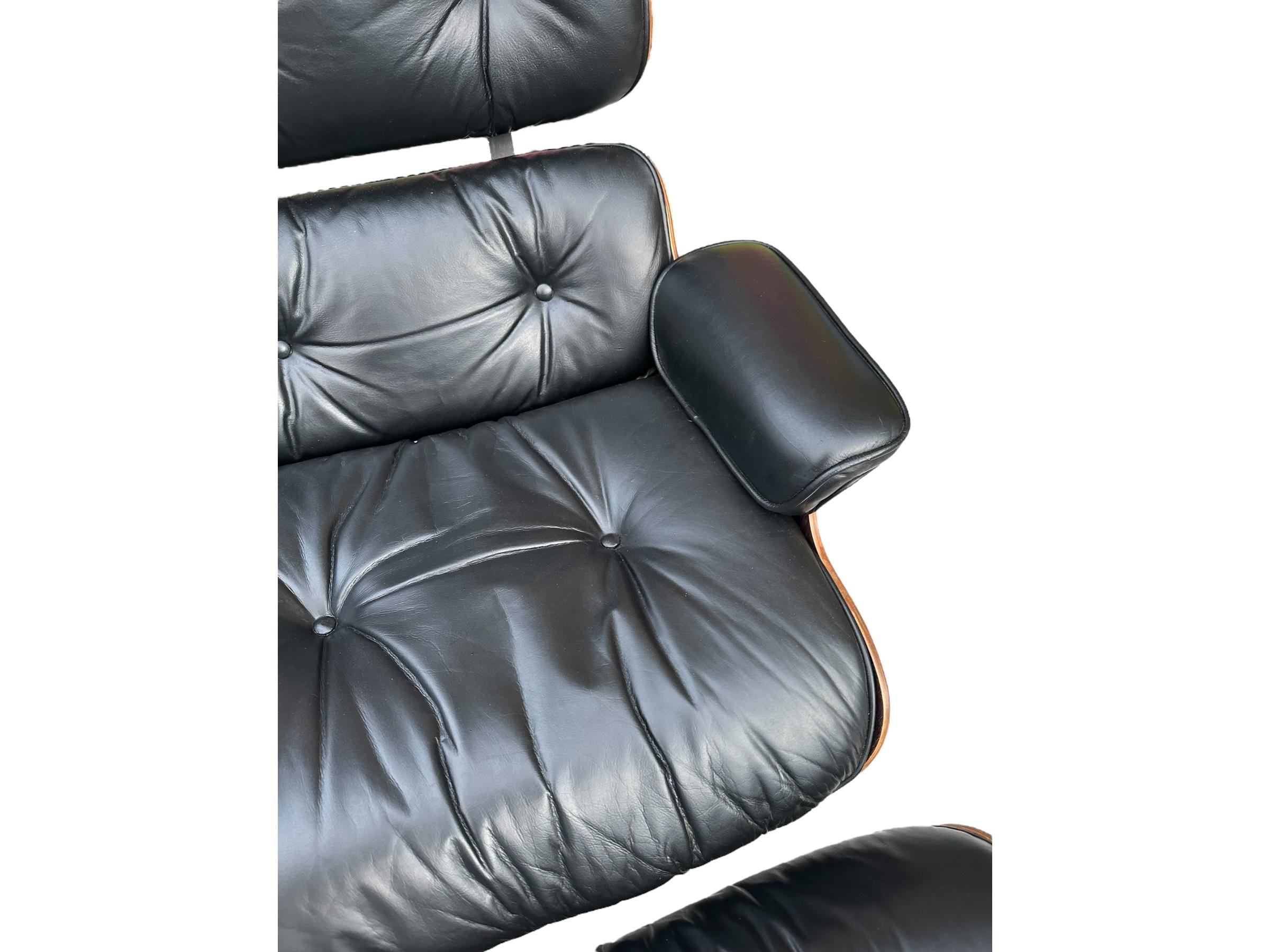Magnifique chaise de salon et ottoman Eames de Herman Miller (modèles 671 et 671, respectivement) exécutés en palissandre brésilien lustré et en cuir noir. En bon état, avec le bois remis à neuf, les bases métalliques nettoyées et repeintes, et le