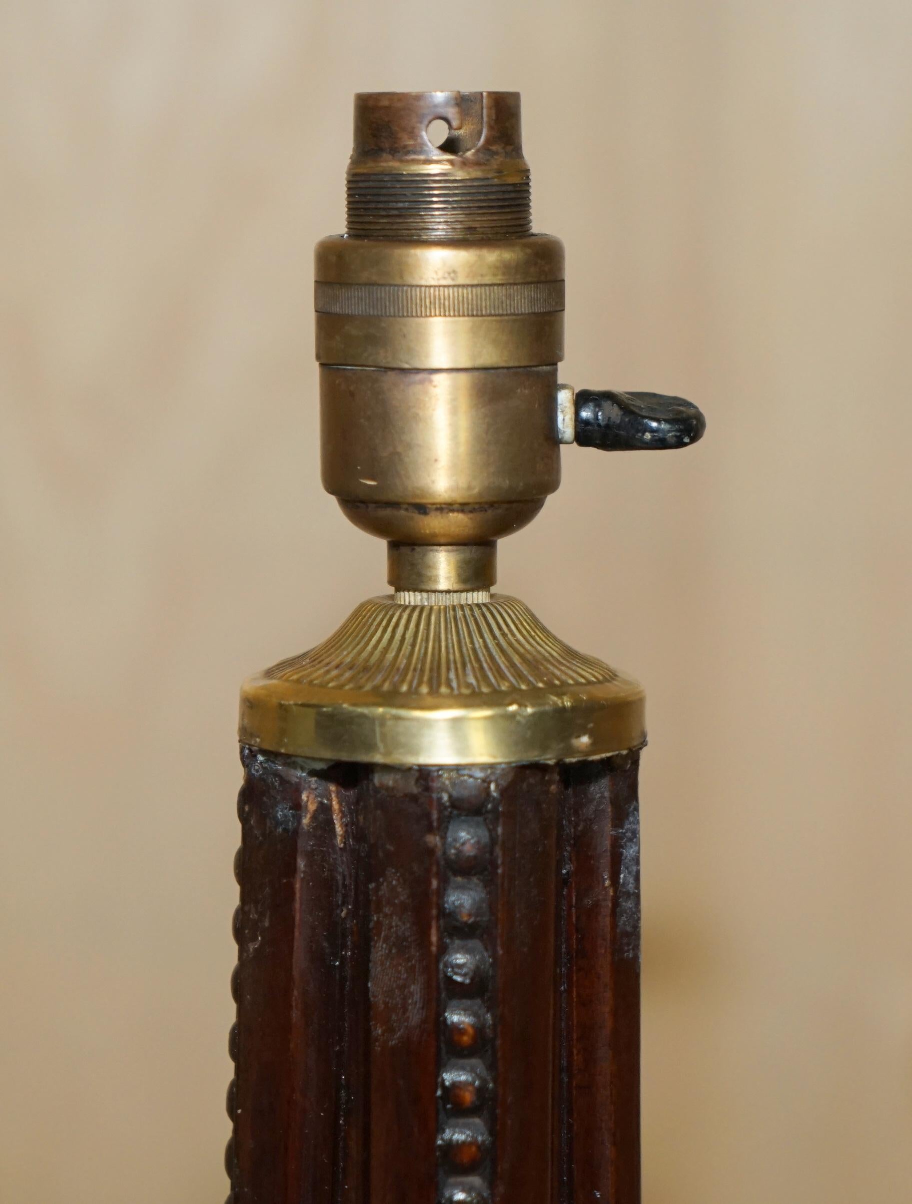 Écossais LAMP DE VOIR EN BOBBIN D'OREILLE SCOTTISH BOBBIN OAK ResTORED ORNATELY CARVED ANTiQUE en vente