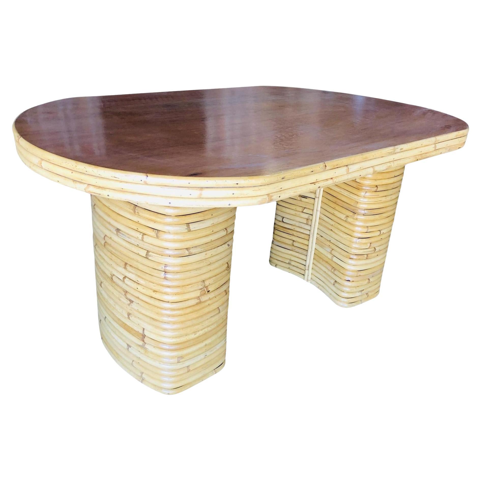 Table de salle à manger ovale en rotin empilé restaurée avec plateau en acajou
