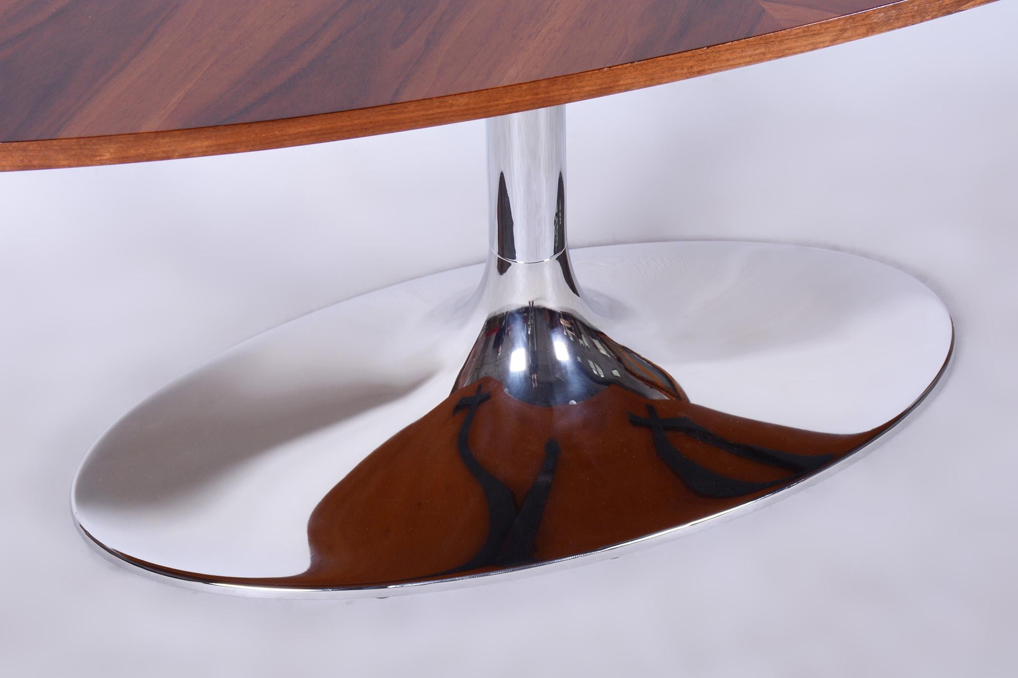 Restored Oval Table, Functionalism. Made by Kovona.

Source: Czechia (Czechoslovakia)
Maker: Kovona
Period: 1960-1969
Material: Walnut, Chrome-Plated Steel

Made by Kovona, a renowned Czech manufacturer and dealer from the 20th
