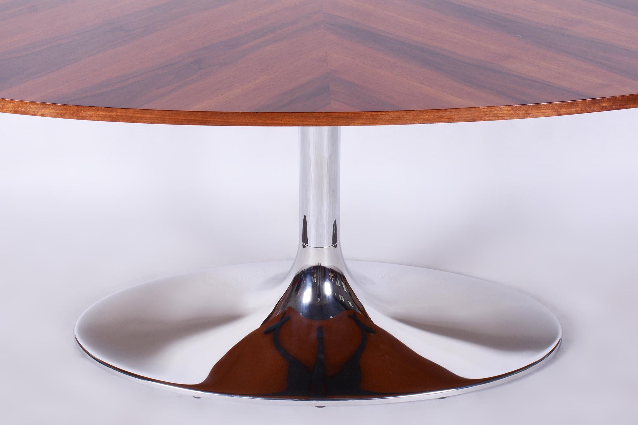 Restored Oval Table, Functionalism, Kovona, Chrome, Walnut, Czechia, 1960s In Good Condition For Sale In Horomerice, CZ