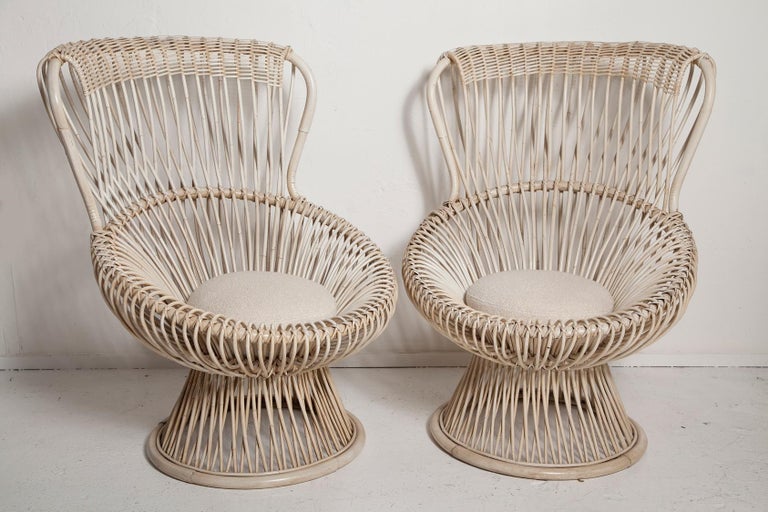 Professionally restored pair of 1950s bamboo and rattan Margherita chairs, designed by Franco Albini for Vittorio Bonacina, in their original vintage cream painted finish with new boucle seat cushions. Casual yet stylish, the Margherita chair