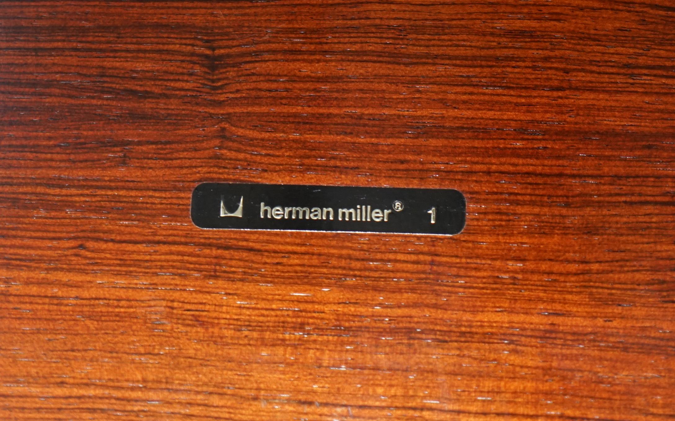 Nous avons le plaisir de vous proposer une paire extrêmement rare et importante de fauteuils et ottomans de salon Herman Miller No1 & Herman Miller Hillie vers 1958-1960, entièrement restaurés et d'origine, en cuir noir et bois de rose.

Il s'agit