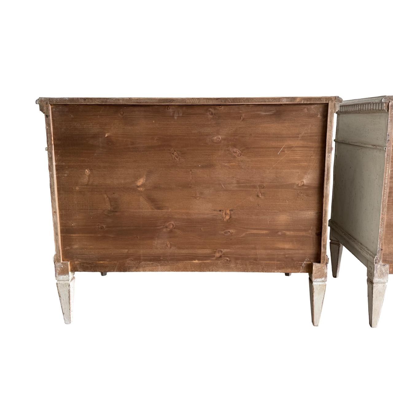 Restored Pair of 20th Century Swedish Gustavian Pinewood Commodes For Sale 10
