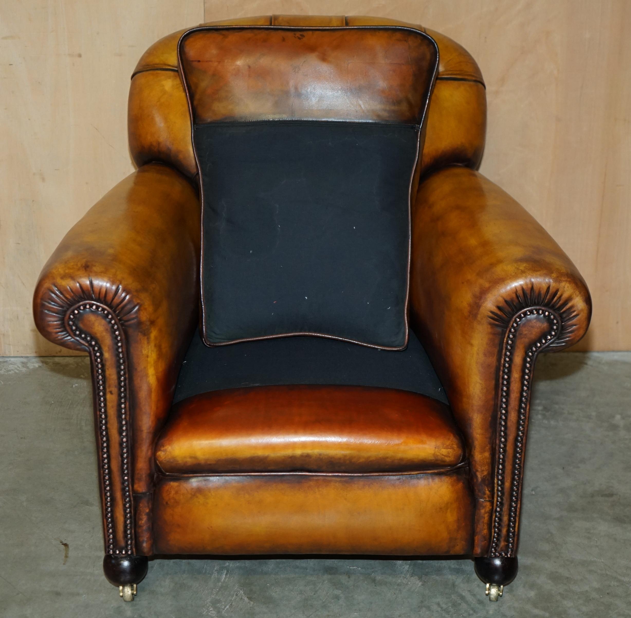 RESTORED PAIR OF ANTIQUE CHESTERFIELD VICTORIAN BROWN LEATHER CLUB ARMCHAIRs For Sale 2