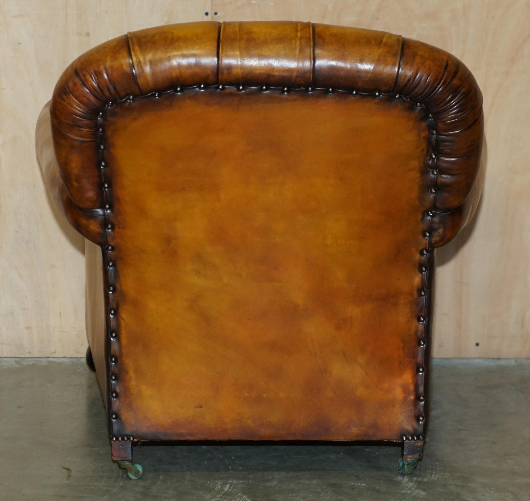 RESTORED PAIR OF ANTIQUE CHESTERFIELD VICTORIAN BROWN LEATHER CLUB ARMCHAIRs For Sale 4