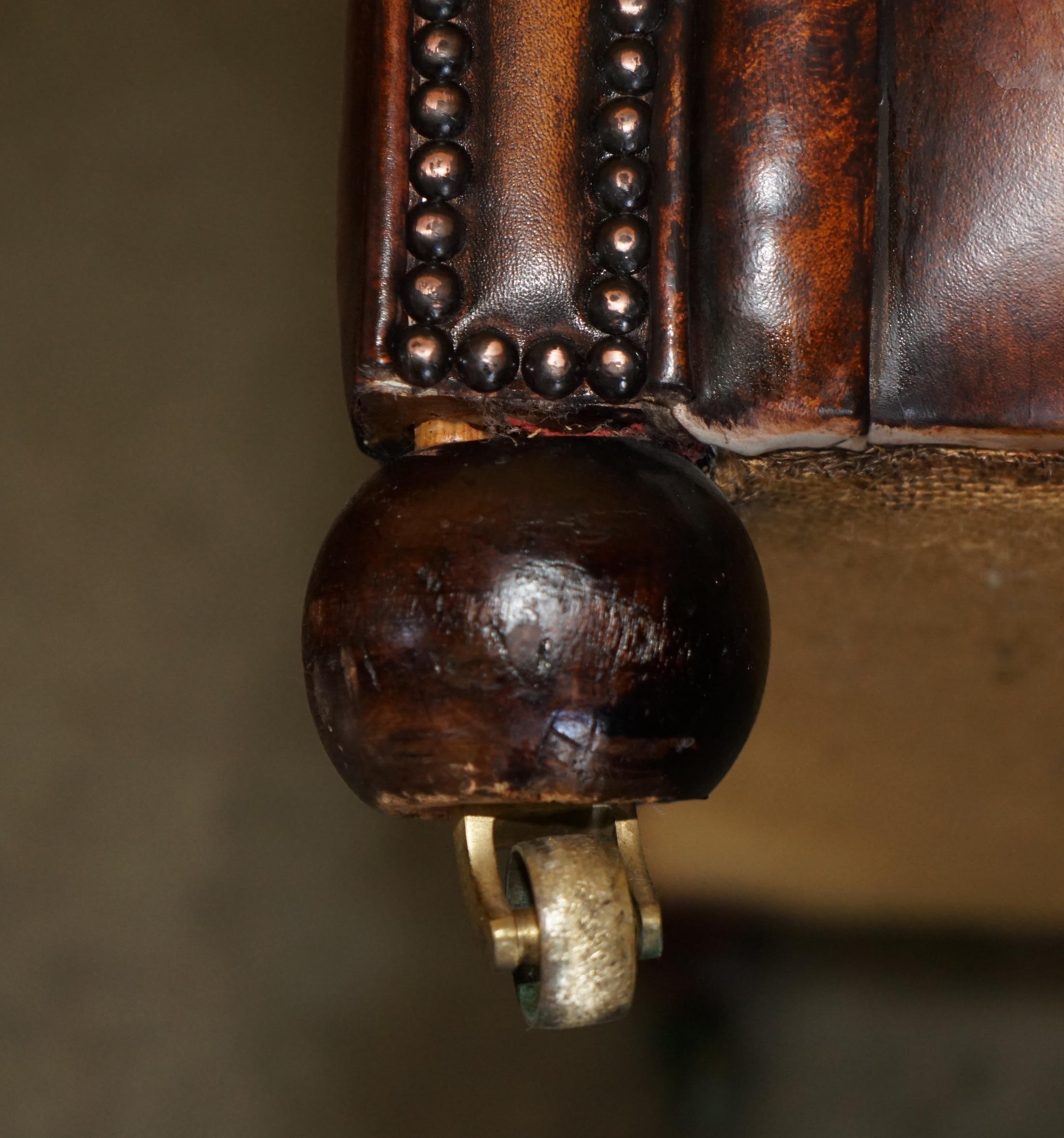 RESTORED PAIR OF ANTIQUE CHESTERFIELD VICTORIAN BROWN LEATHER CLUB ARMCHAIRs For Sale 6