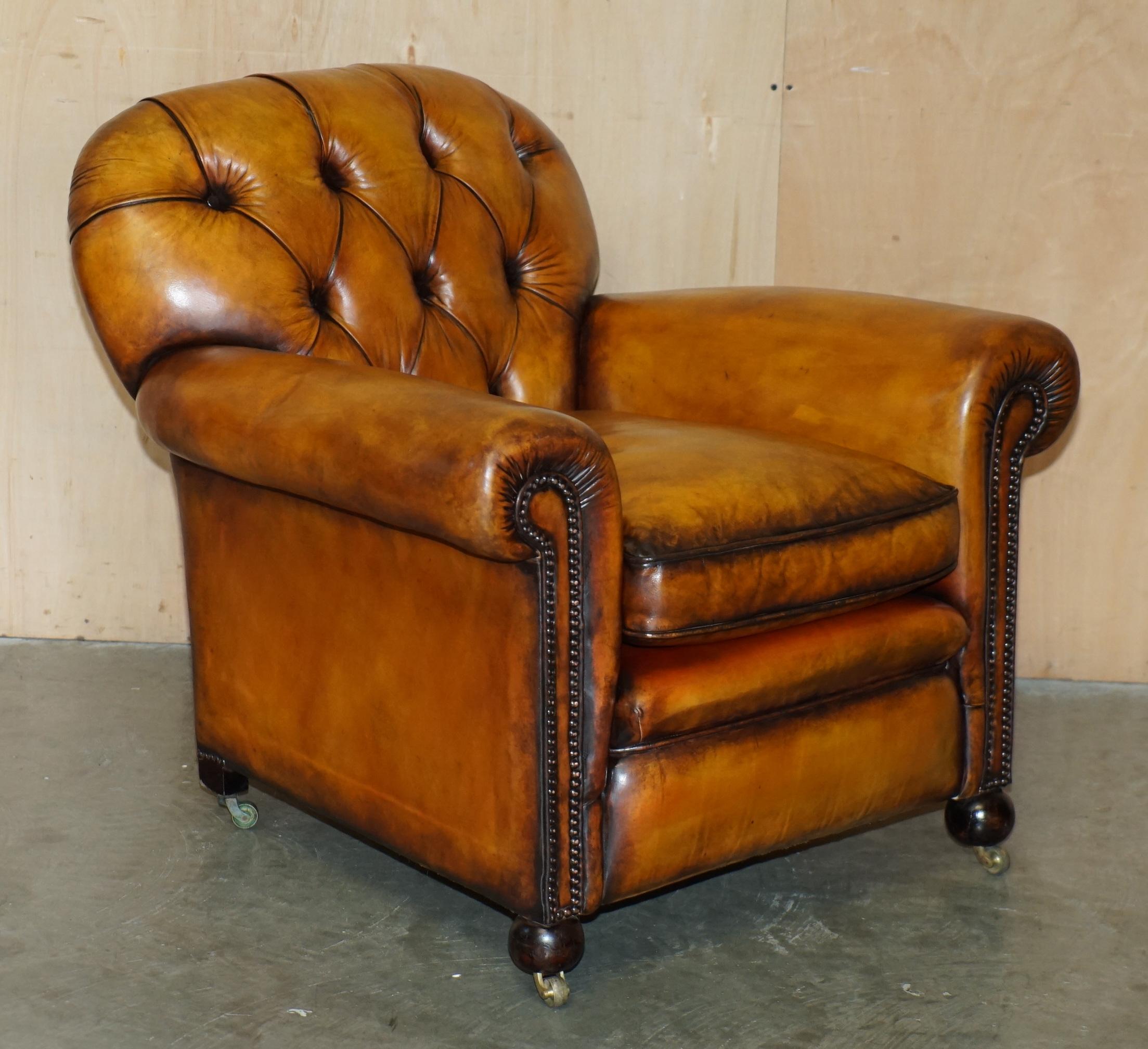 RESTORED PAIR OF ANTIQUE CHESTERFIELD VICTORIAN BROWN LEATHER CLUB ARMCHAIRs For Sale 7