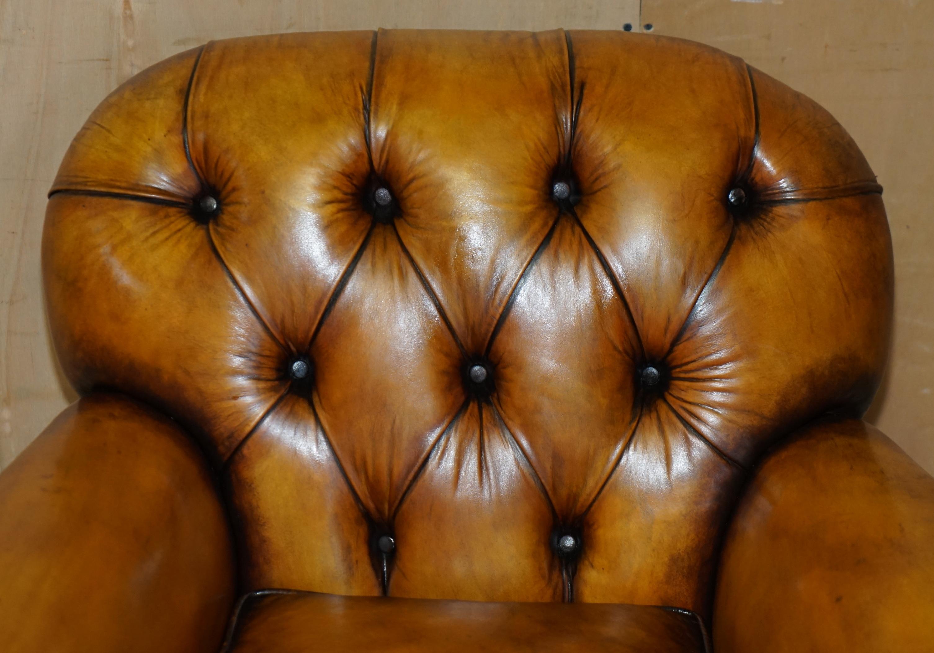 RESTORED PAIR OF ANTIQUE CHESTERFIELD VICTORIAN BROWN LEATHER CLUB ARMCHAIRs For Sale 9