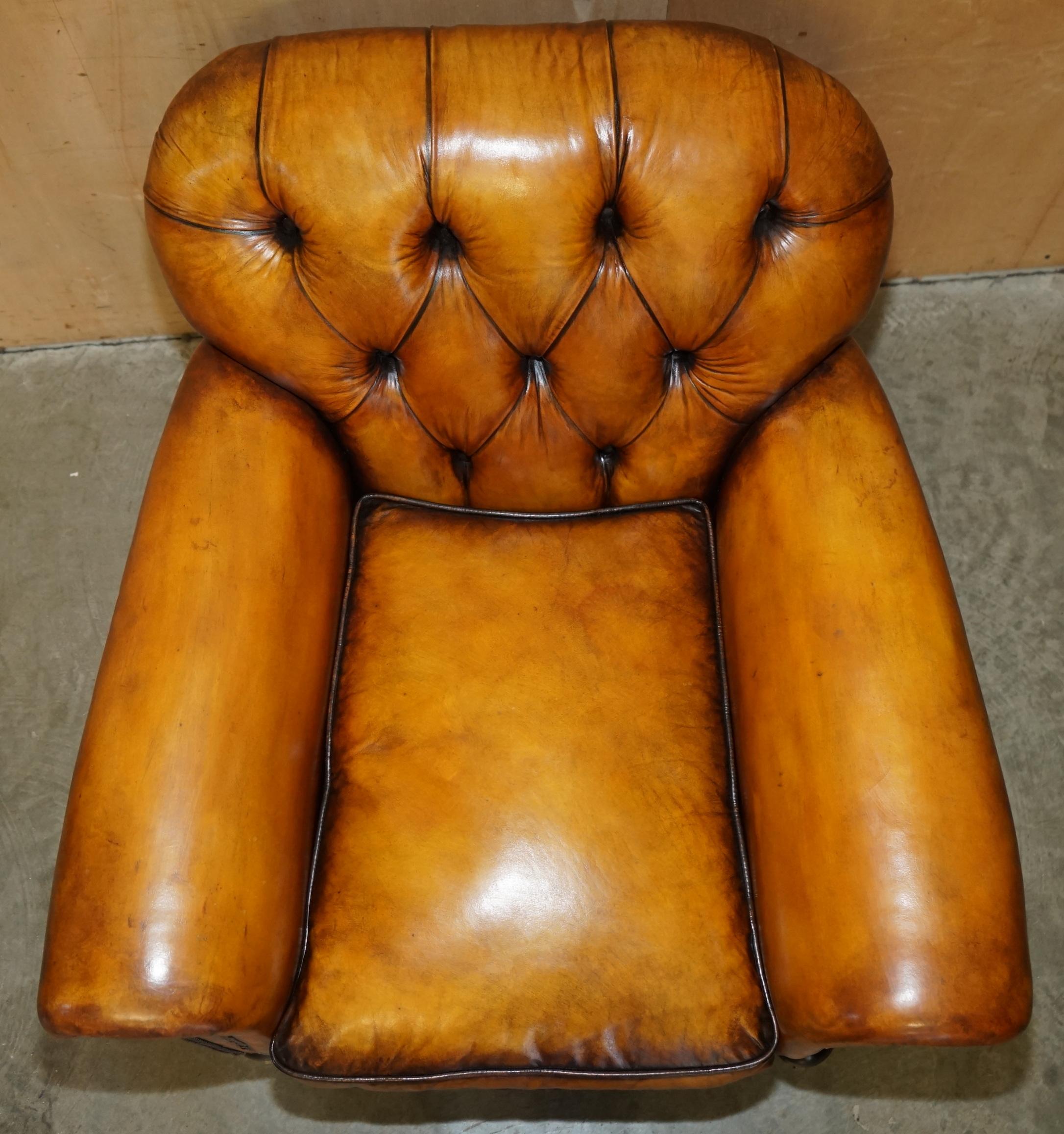 RESTORED PAIR OF ANTIQUE CHESTERFIELD VICTORIAN BROWN LEATHER CLUB ARMCHAIRs For Sale 10