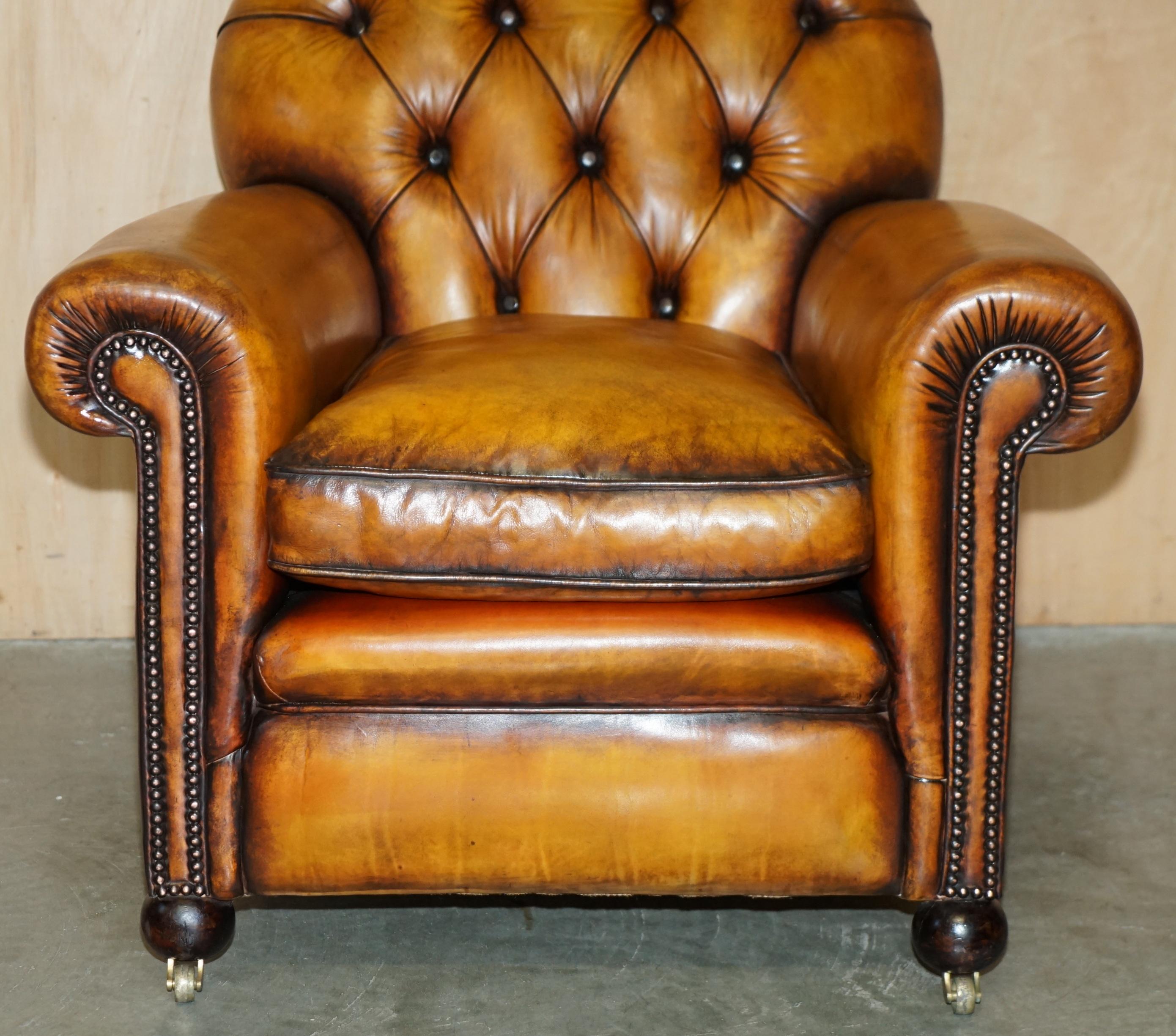 RESTORED PAIR OF ANTIQUE CHESTERFIELD VICTORIAN BROWN LEATHER CLUB ARMCHAIRs For Sale 11