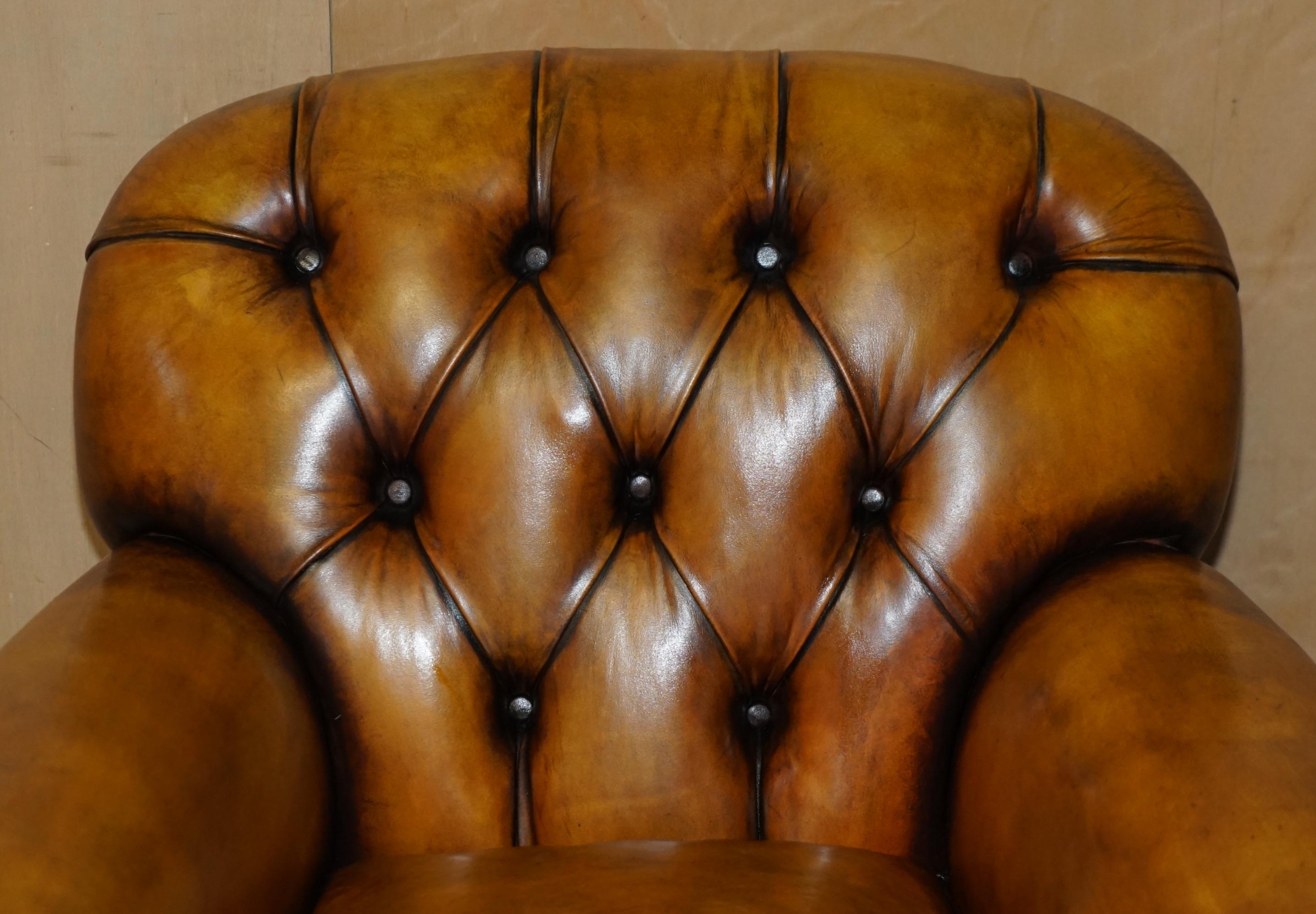 English RESTORED PAIR OF ANTIQUE CHESTERFIELD VICTORIAN BROWN LEATHER CLUB ARMCHAIRs For Sale