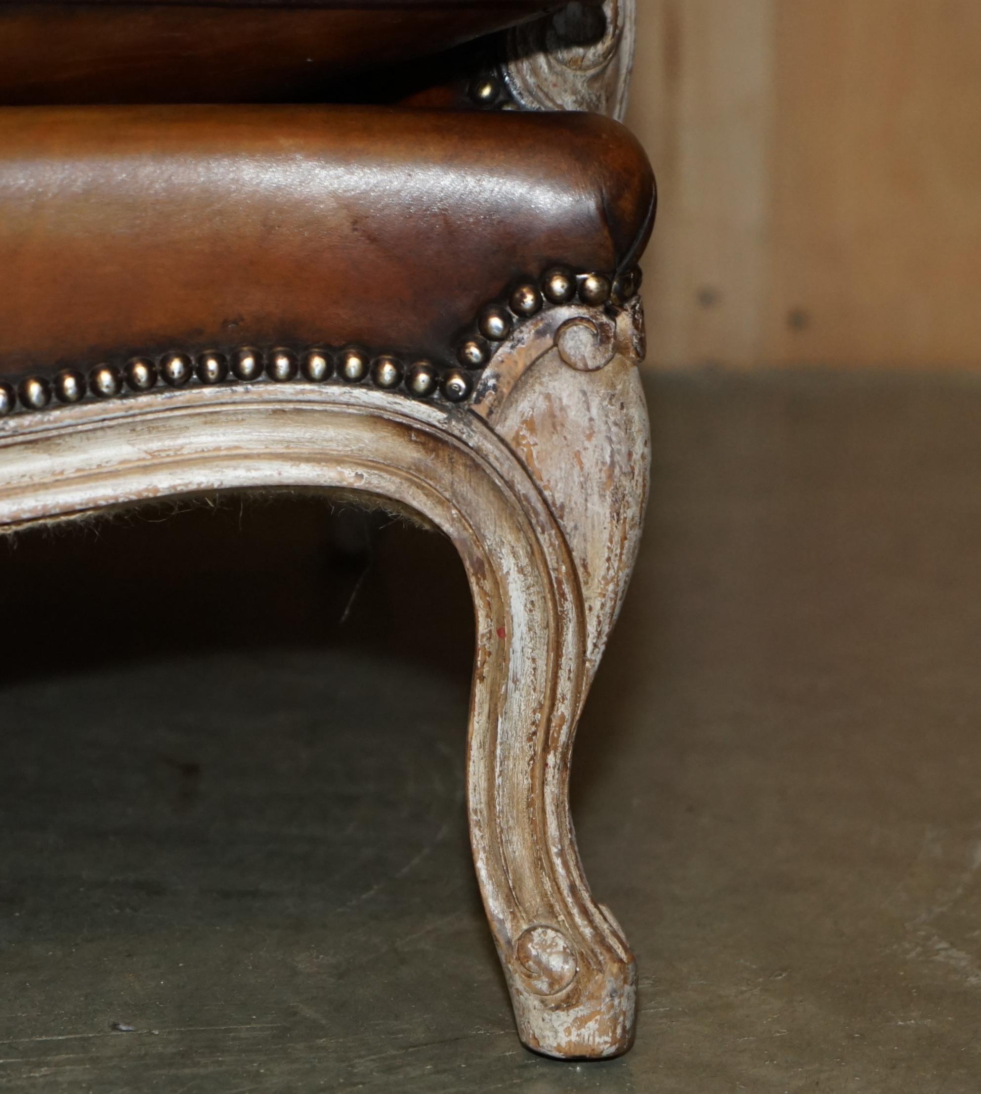 COPPIA RESTAURATA DI POLTRONE ANTICHE ORIGINALI IN PELLE MARRONE FRANCESE LOUIS XV in vendita 2
