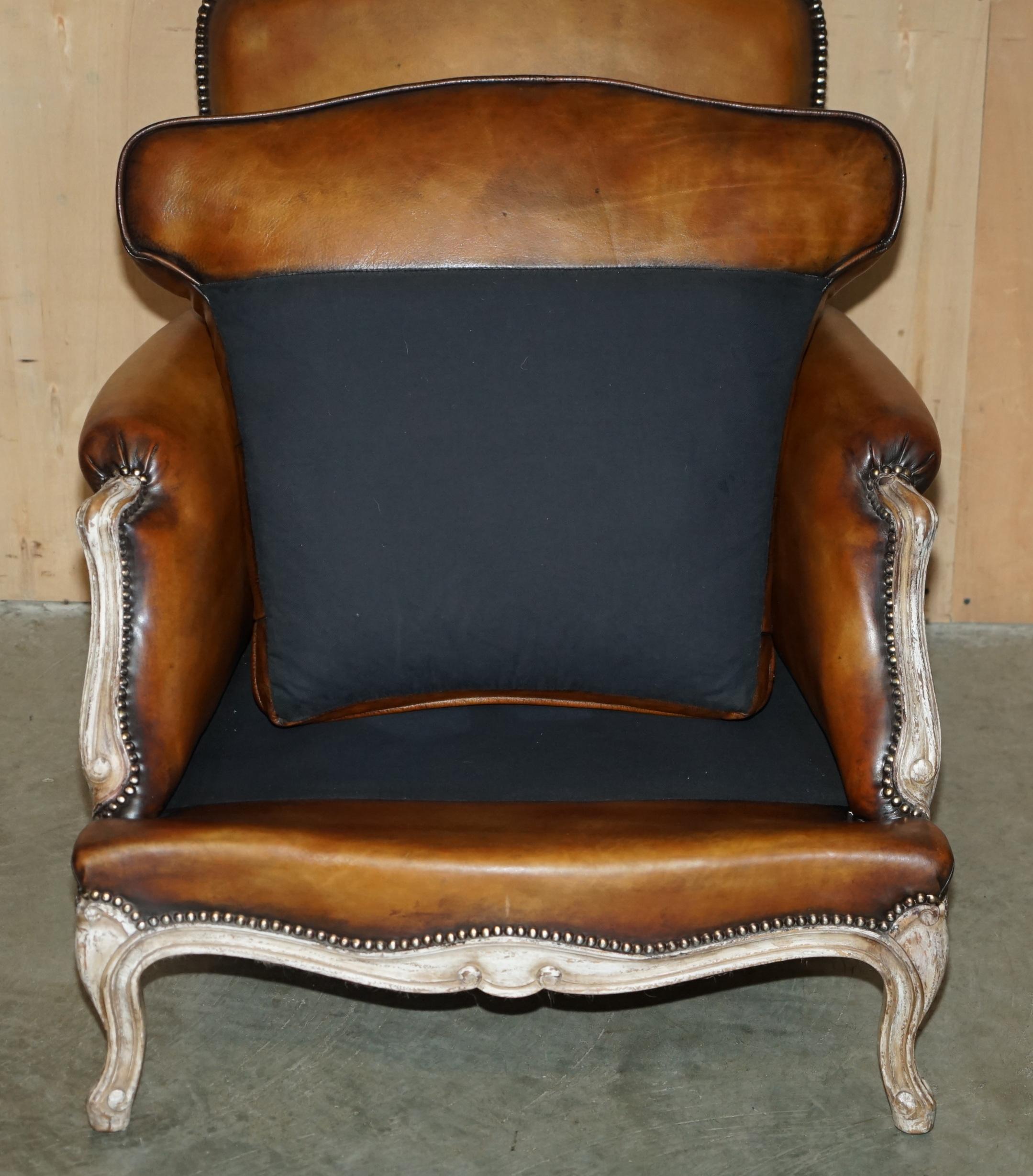 COPPIA RESTAURATA DI POLTRONE ANTICHE ORIGINALI IN PELLE MARRONE FRANCESE LOUIS XV in vendita 4