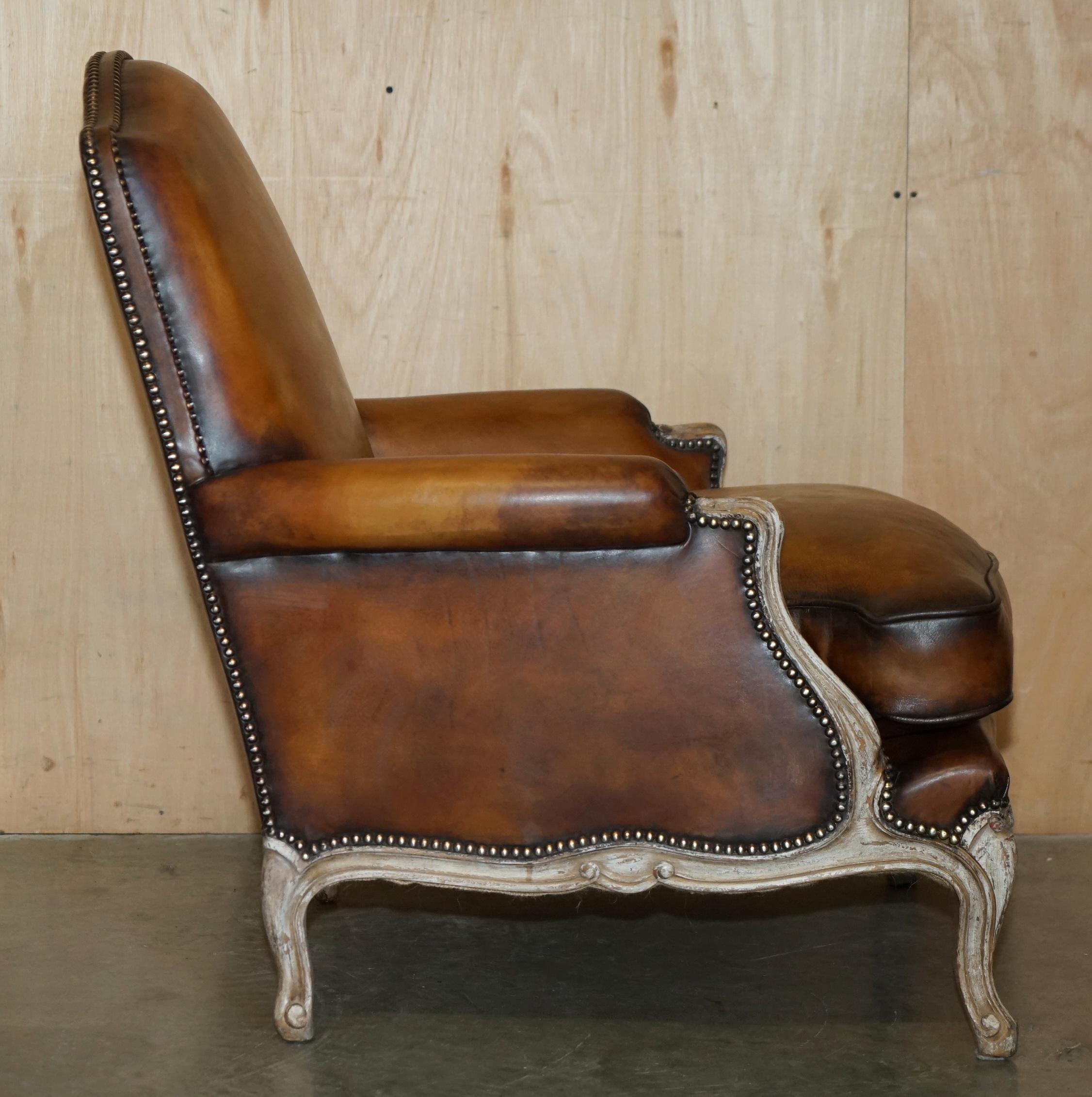 COPPIA RESTAURATA DI POLTRONE ANTICHE ORIGINALI IN PELLE MARRONE FRANCESE LOUIS XV in vendita 5