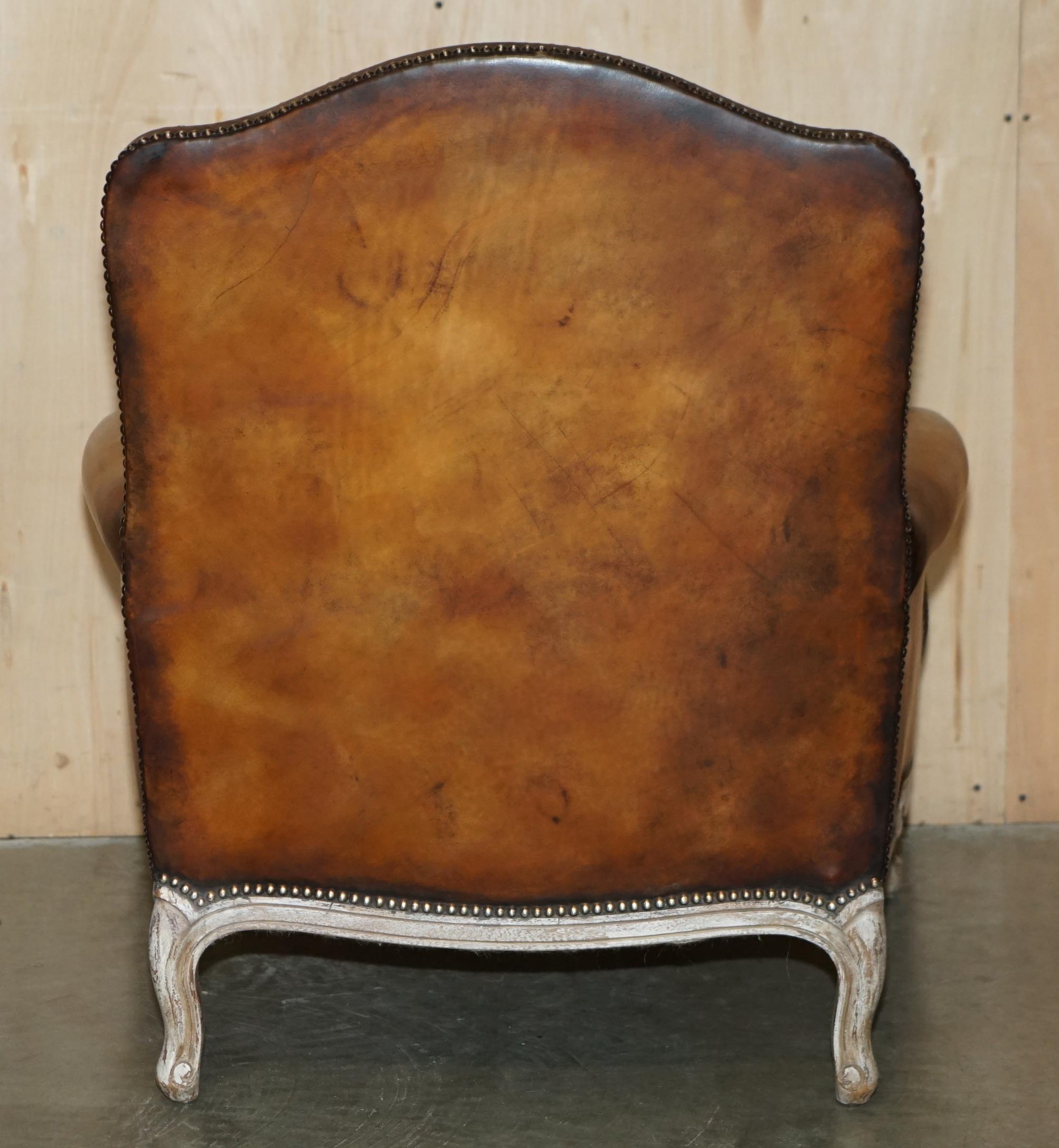 COPPIA RESTAURATA DI POLTRONE ANTICHE ORIGINALI IN PELLE MARRONE FRANCESE LOUIS XV in vendita 7
