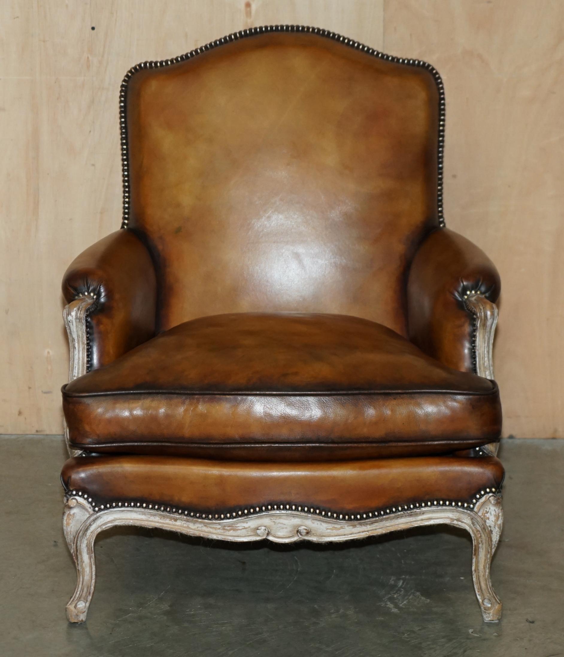 COPPIA RESTAURATA DI POLTRONE ANTICHE ORIGINALI IN PELLE MARRONE FRANCESE LOUIS XV in vendita 9