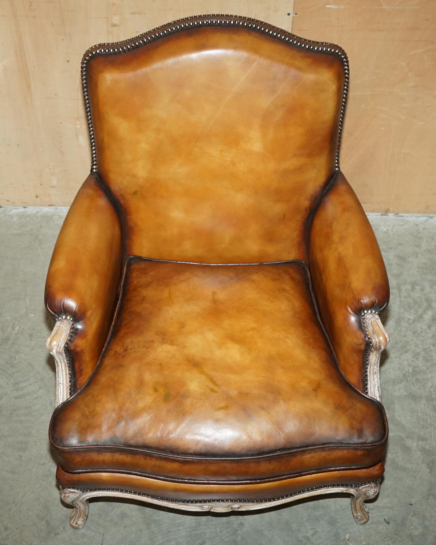 COPPIA RESTAURATA DI POLTRONE ANTICHE ORIGINALI IN PELLE MARRONE FRANCESE LOUIS XV in vendita 10