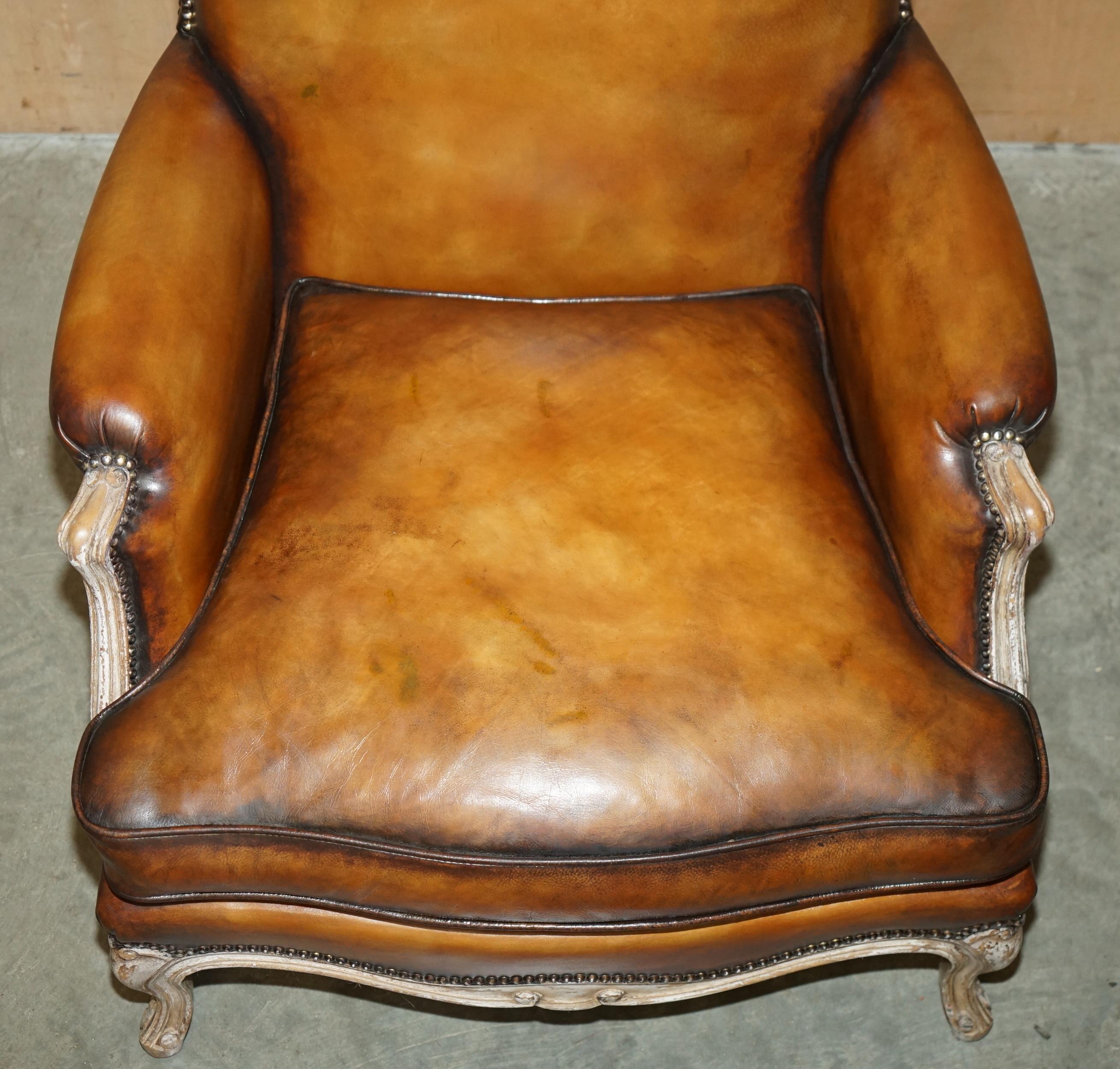 COPPIA RESTAURATA DI POLTRONE ANTICHE ORIGINALI IN PELLE MARRONE FRANCESE LOUIS XV in vendita 11