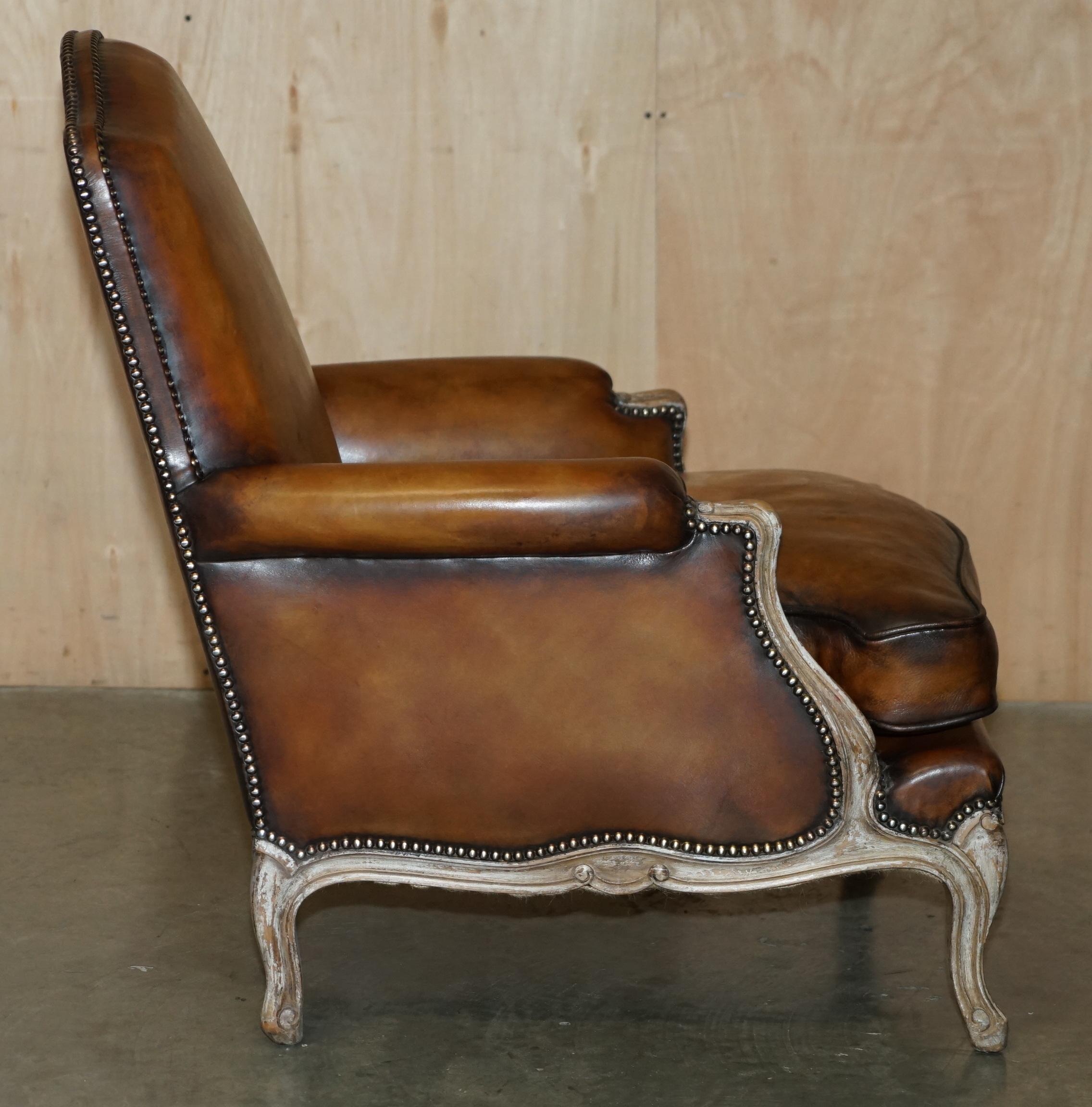 COPPIA RESTAURATA DI POLTRONE ANTICHE ORIGINALI IN PELLE MARRONE FRANCESE LOUIS XV in vendita 12