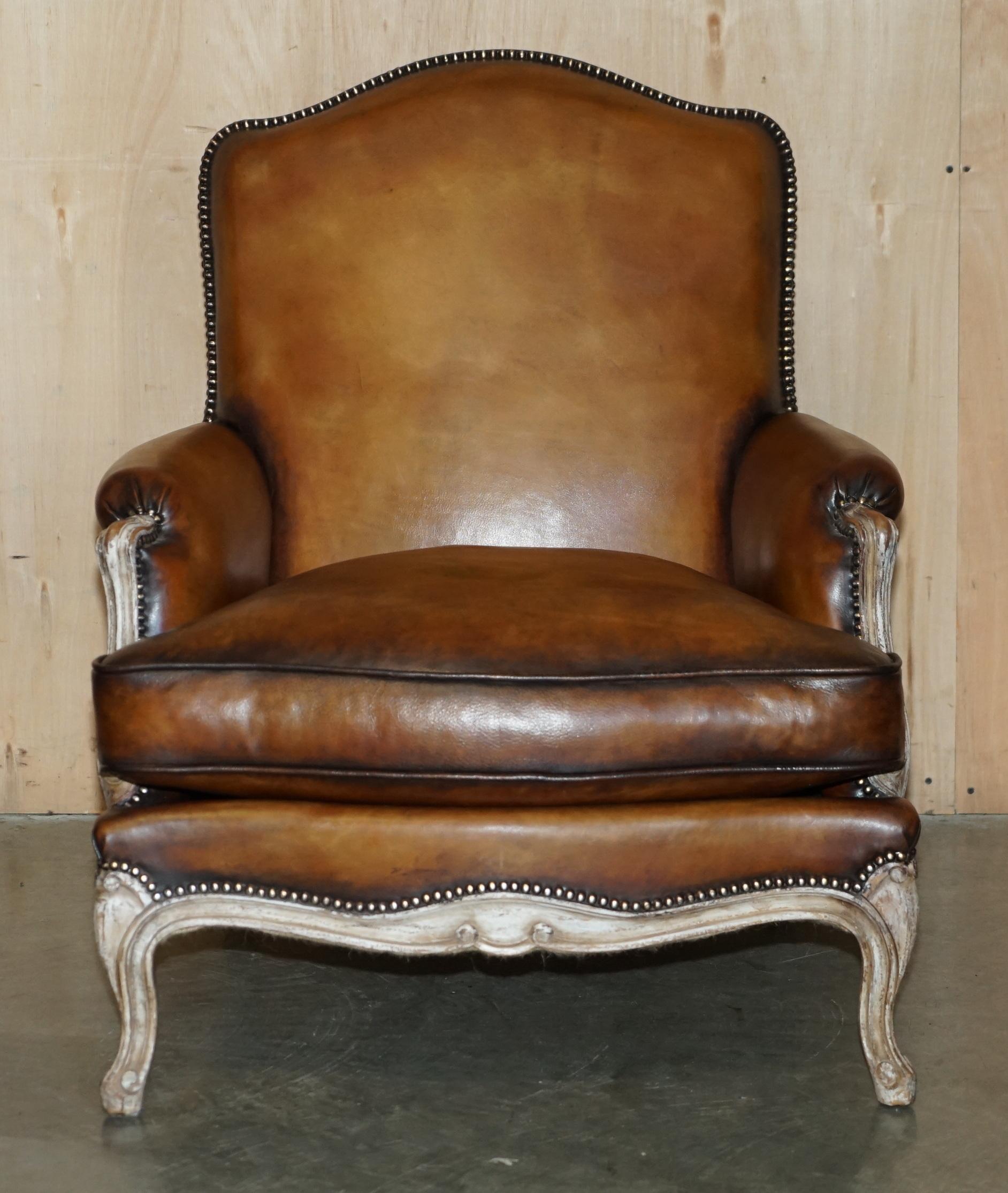 Luigi XV COPPIA RESTAURATA DI POLTRONE ANTICHE ORIGINALI IN PELLE MARRONE FRANCESE LOUIS XV in vendita