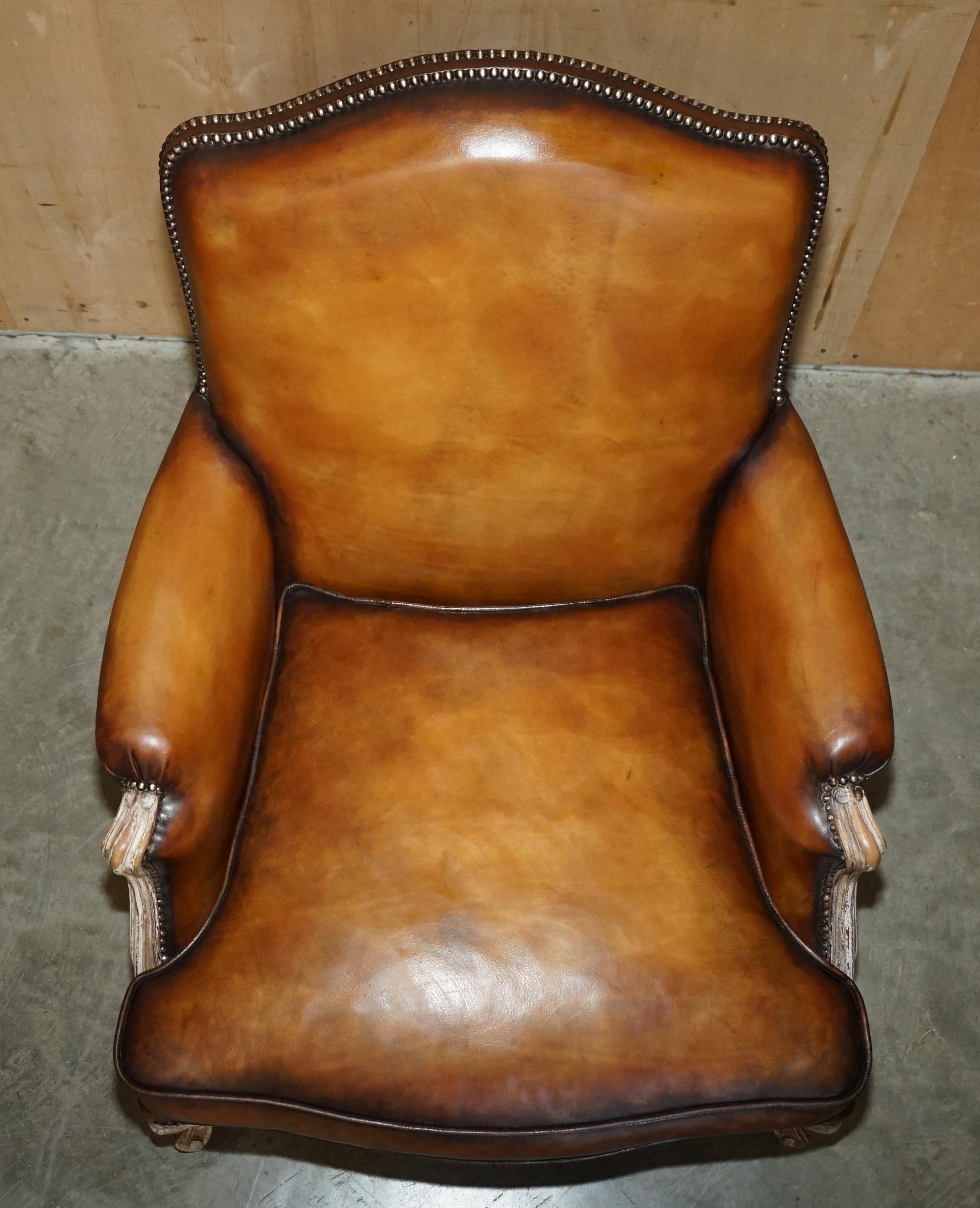 Fatto a mano COPPIA RESTAURATA DI POLTRONE ANTICHE ORIGINALI IN PELLE MARRONE FRANCESE LOUIS XV in vendita