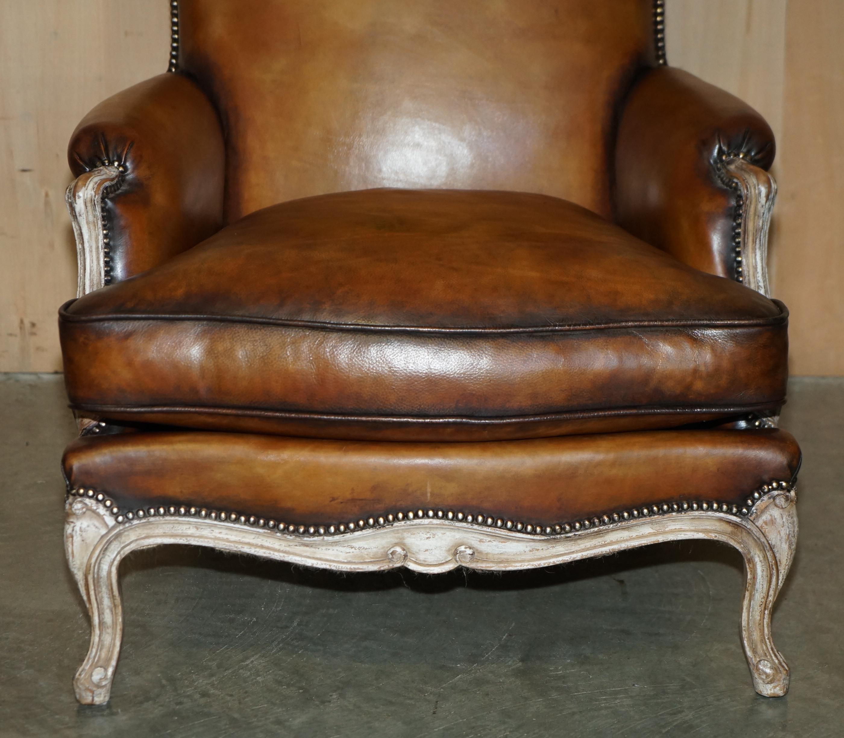 Inizio XX secolo COPPIA RESTAURATA DI POLTRONE ANTICHE ORIGINALI IN PELLE MARRONE FRANCESE LOUIS XV in vendita