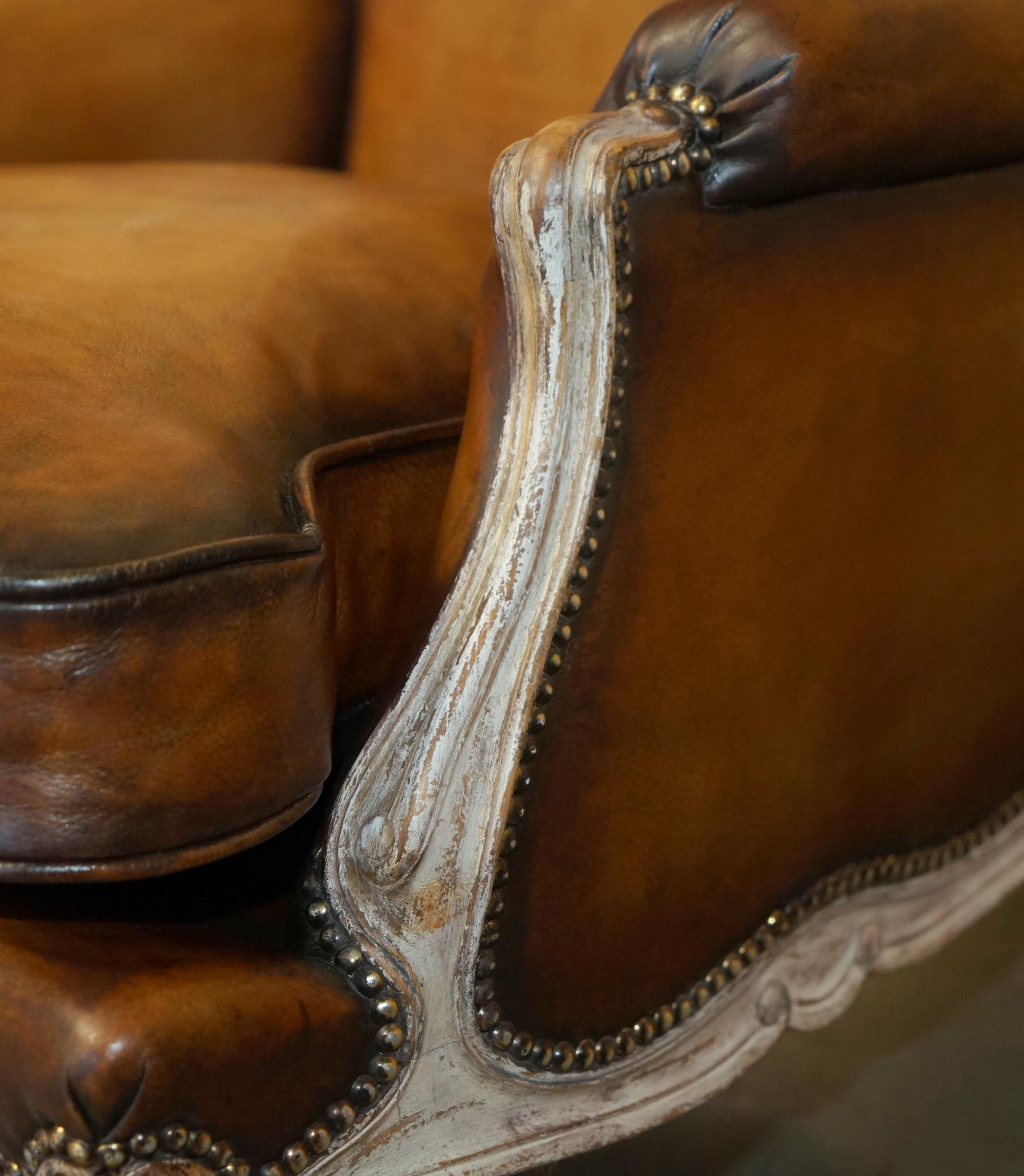 Pelle COPPIA RESTAURATA DI POLTRONE ANTICHE ORIGINALI IN PELLE MARRONE FRANCESE LOUIS XV in vendita