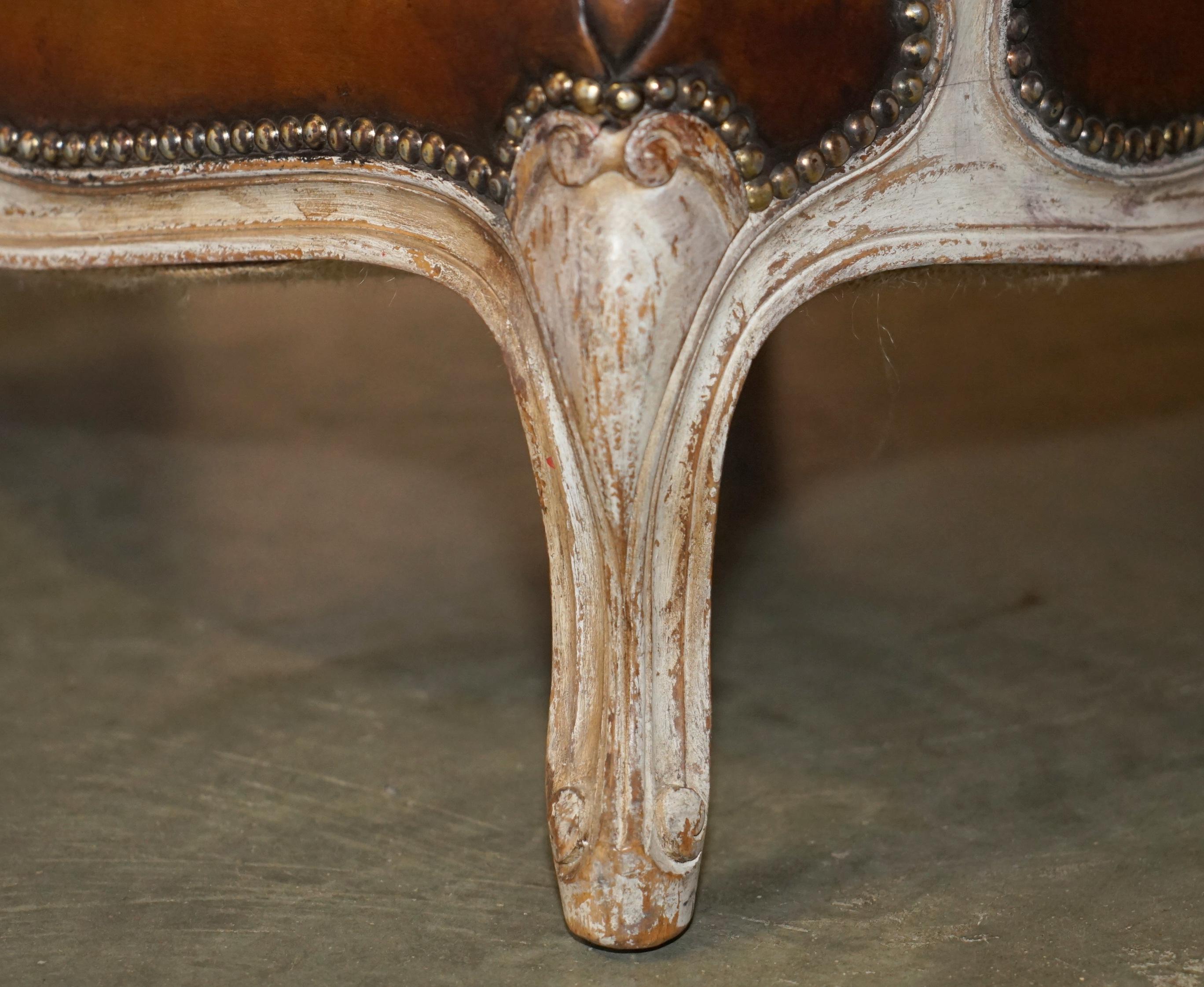 COPPIA RESTAURATA DI POLTRONE ANTICHE ORIGINALI IN PELLE MARRONE FRANCESE LOUIS XV in vendita 1