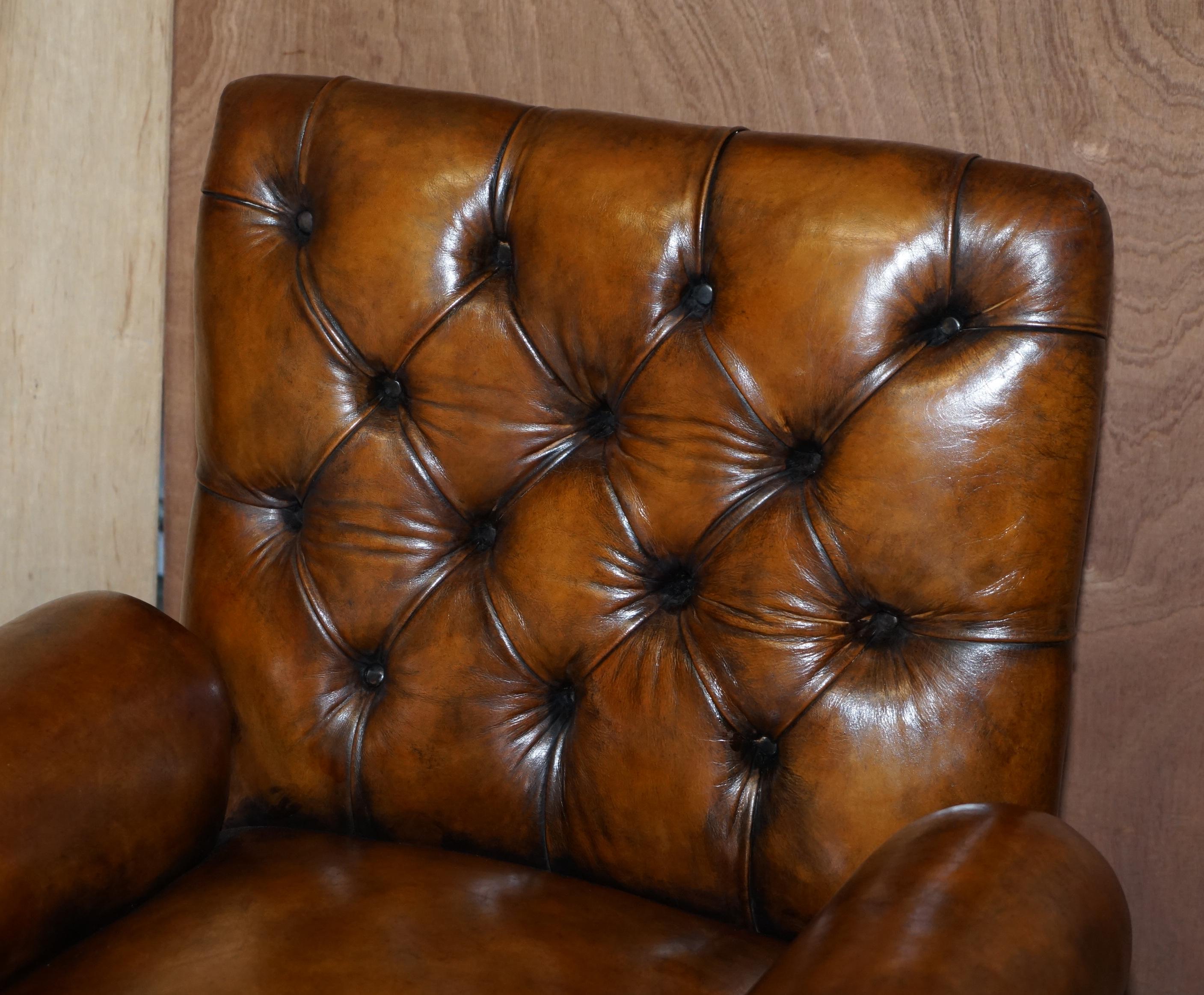 Paire de fauteuils de bibliothèque anciens de style Régence à bras traversés en cuir marron, restaurés en vente 10
