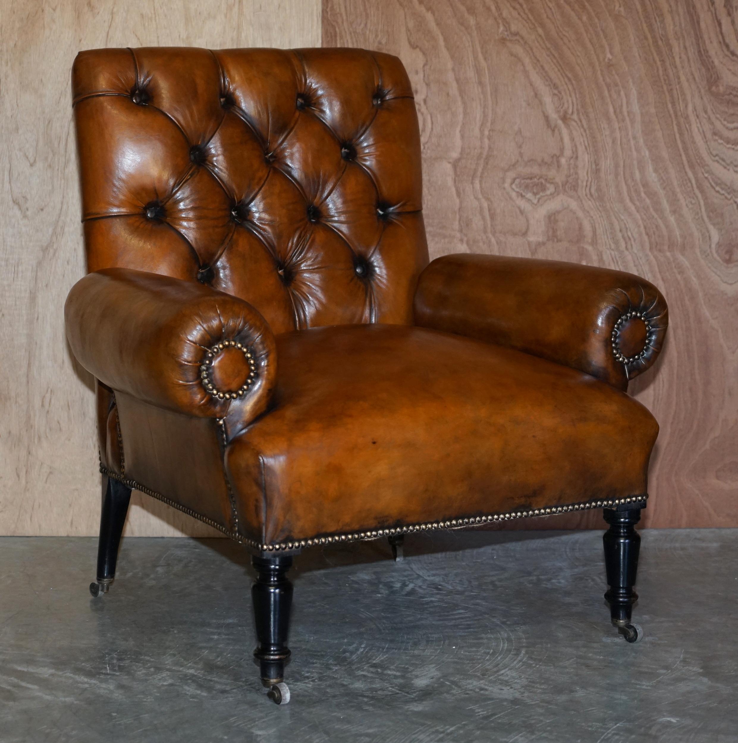 Nous sommes ravis de vous proposer cette paire de fauteuils Chesterfield en cuir brun teint à la main, datant d'environ 1810-1820, entièrement restaurés, avec des accoudoirs à traversin

Les chaises ont été entièrement restaurées, y compris le
