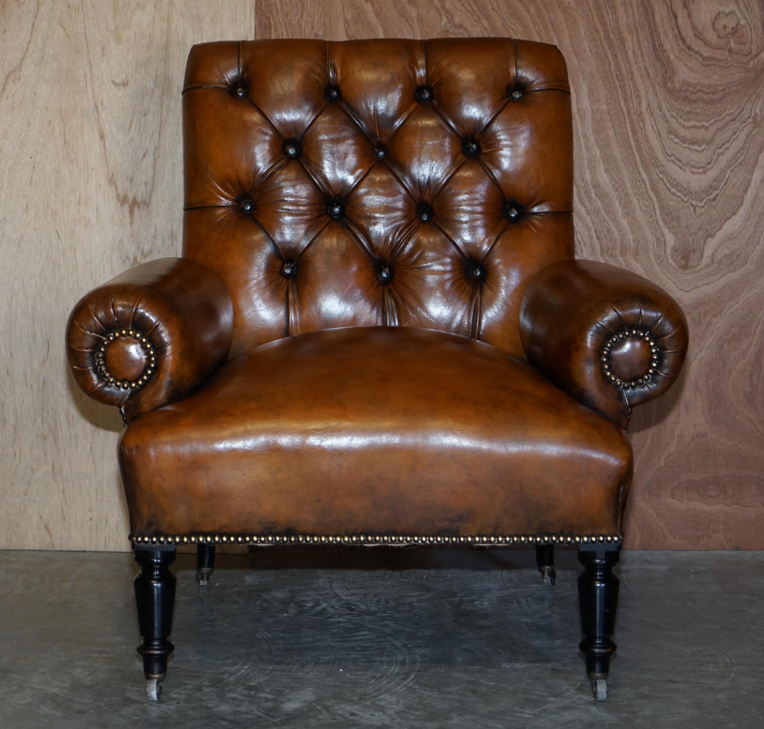 Regency Paire de fauteuils de bibliothèque anciens de style Régence à bras traversés en cuir marron, restaurés en vente