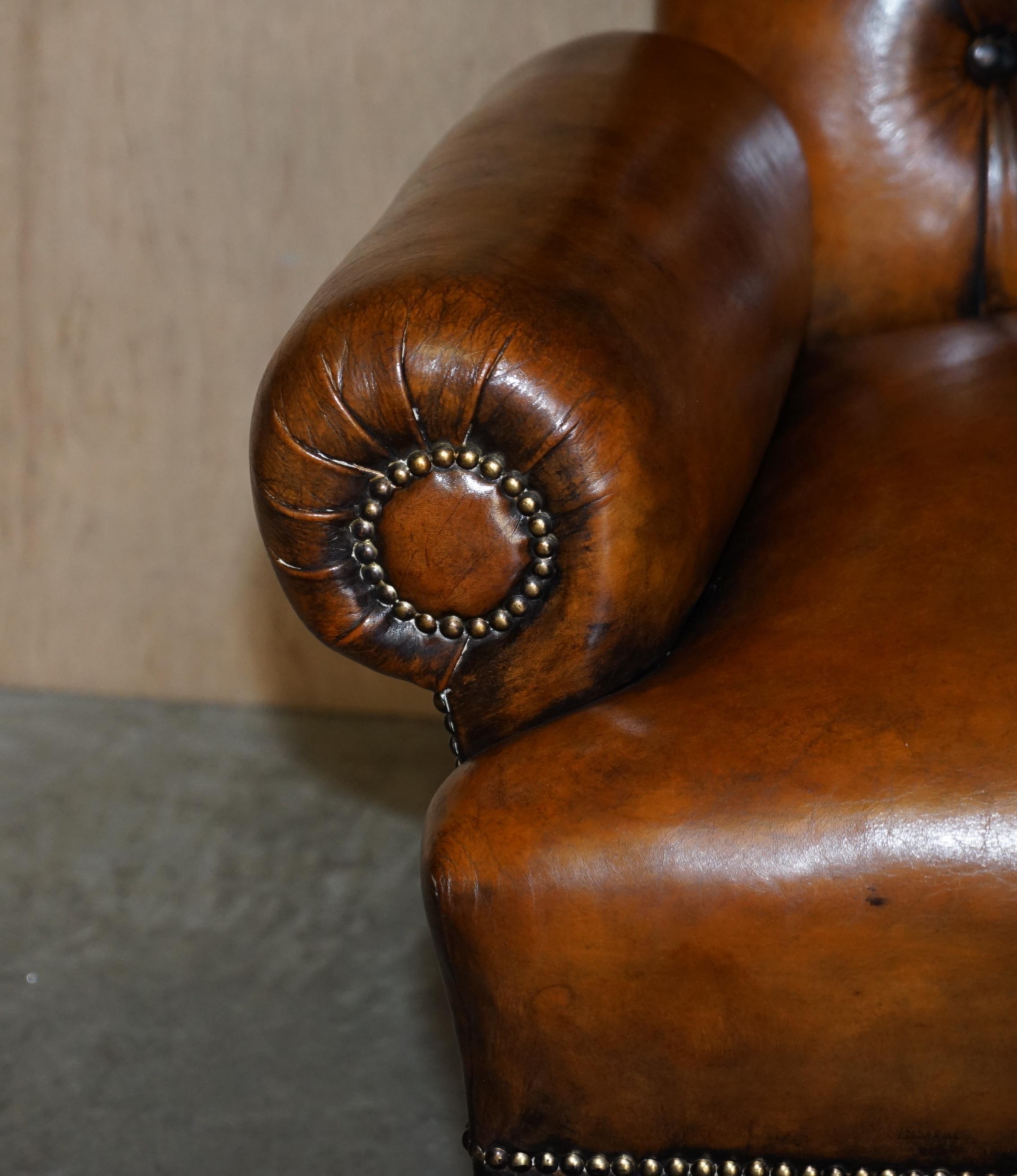 Paire de fauteuils de bibliothèque anciens de style Régence à bras traversés en cuir marron, restaurés en vente 2