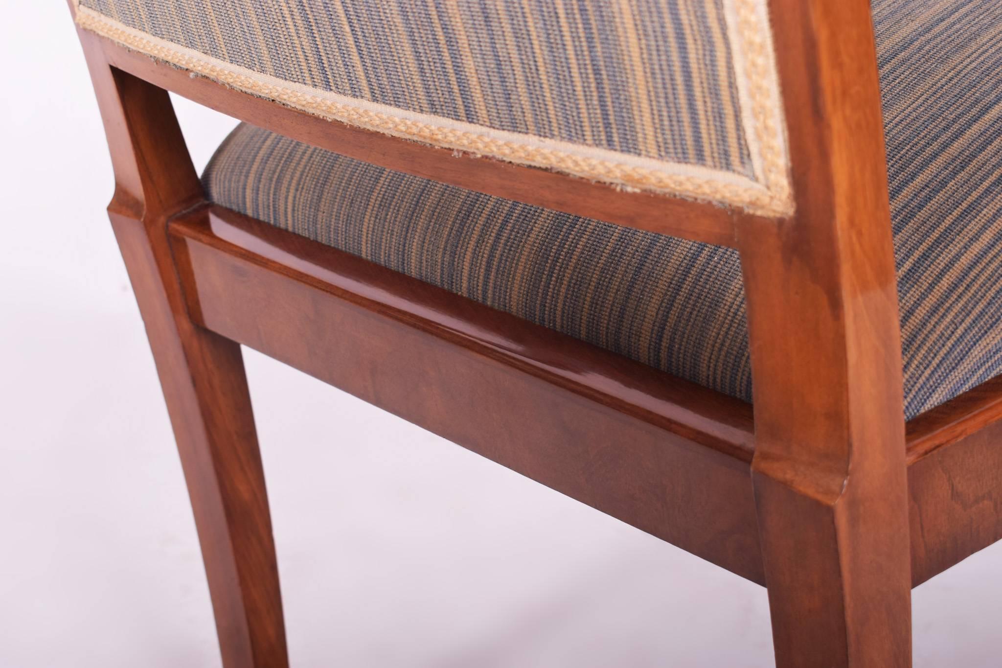 Paire de fauteuils Art Déco en noyer, tissu original bleu et jaune, années 1930 en vente 3