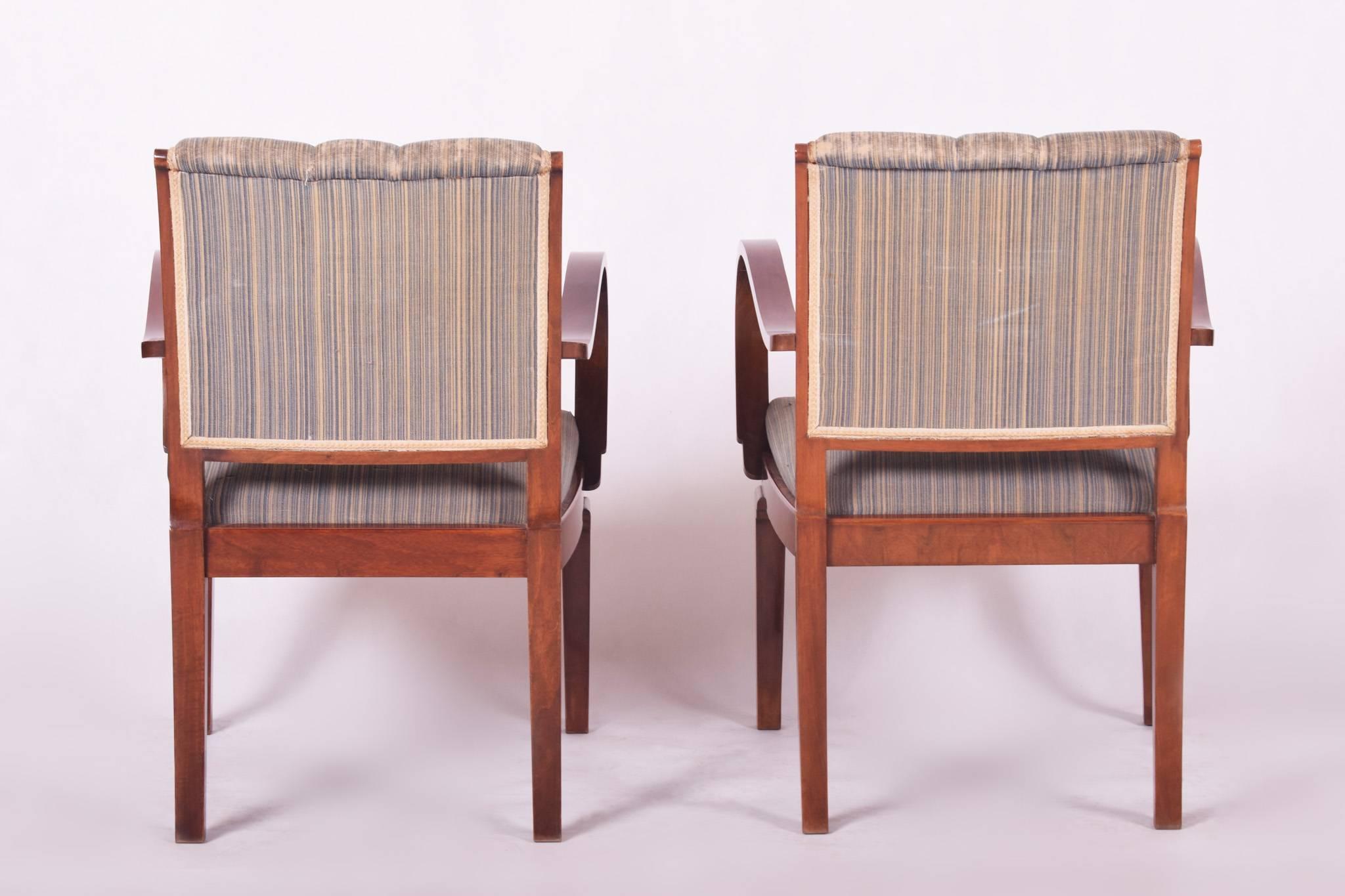 Tchèque Paire de fauteuils Art Déco restaurés, tissu d'origine préservé, gomme-laque polie en vente