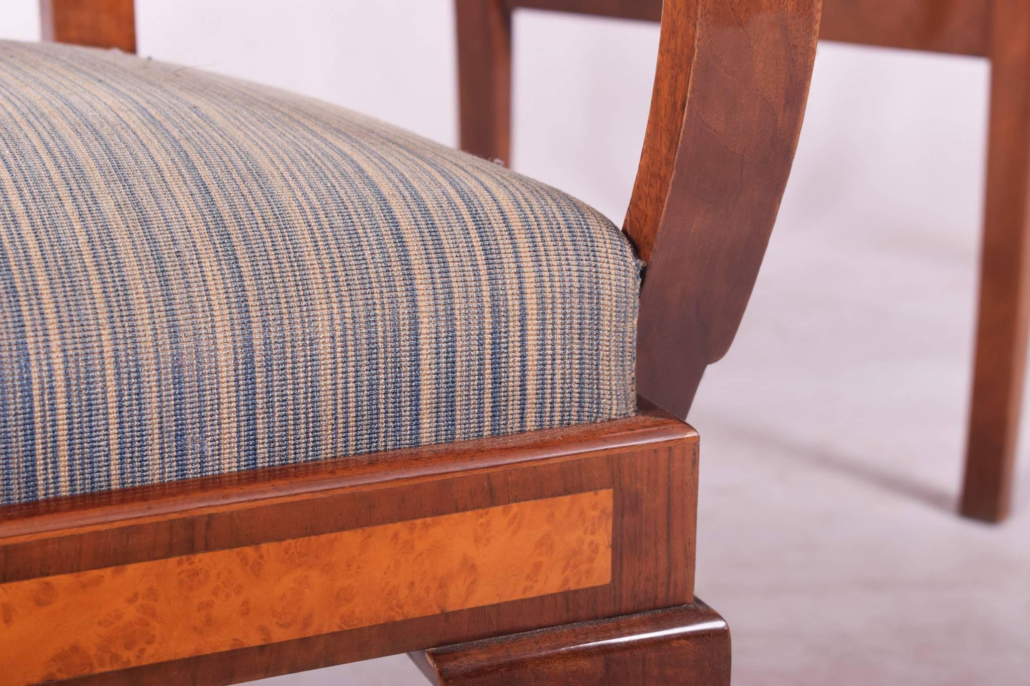 Milieu du XXe siècle Paire de fauteuils Art Déco restaurés, tissu d'origine préservé, gomme-laque polie en vente