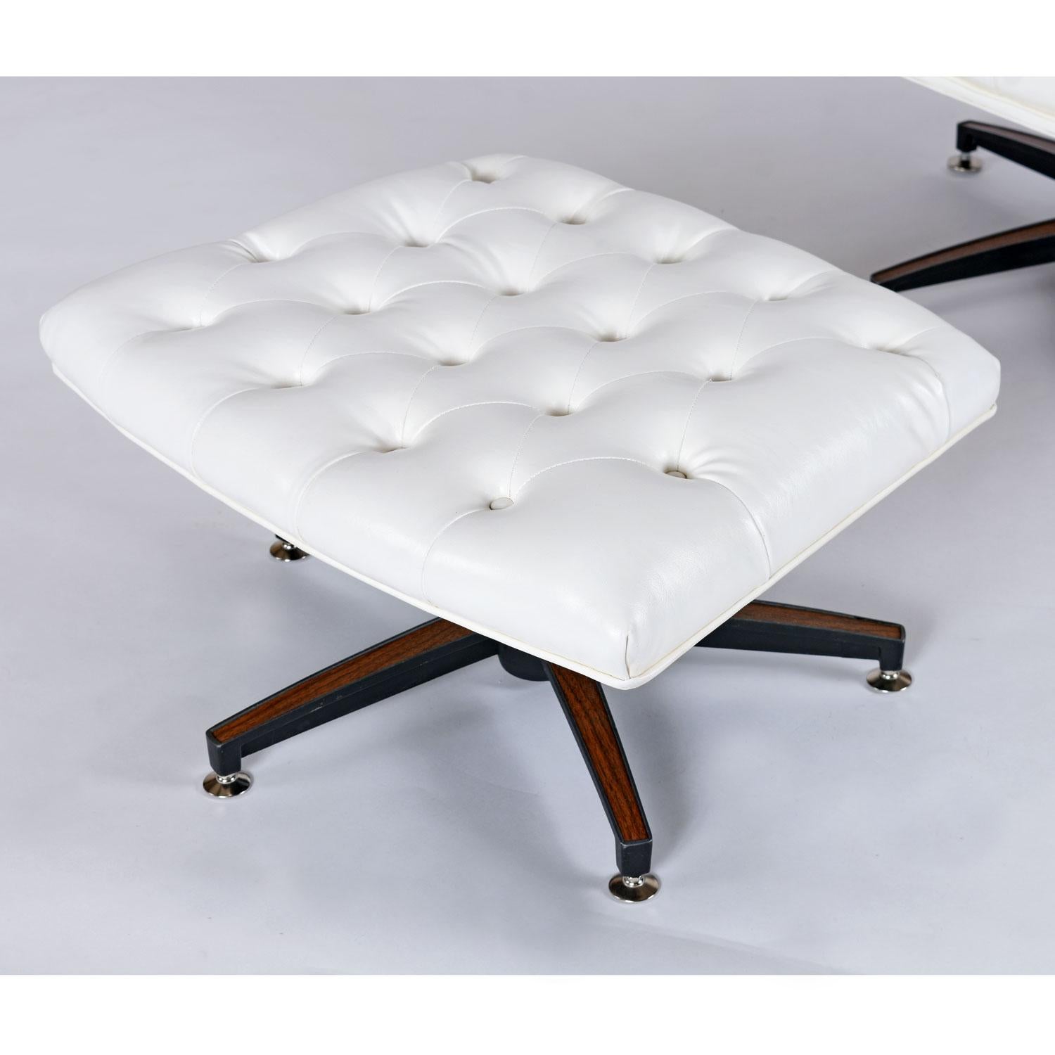 Restauriertes Paar gebogener Lagenstühle aus weißem getuftetem Kunstleder George Mulhauser Mr. Chairs im Angebot 3